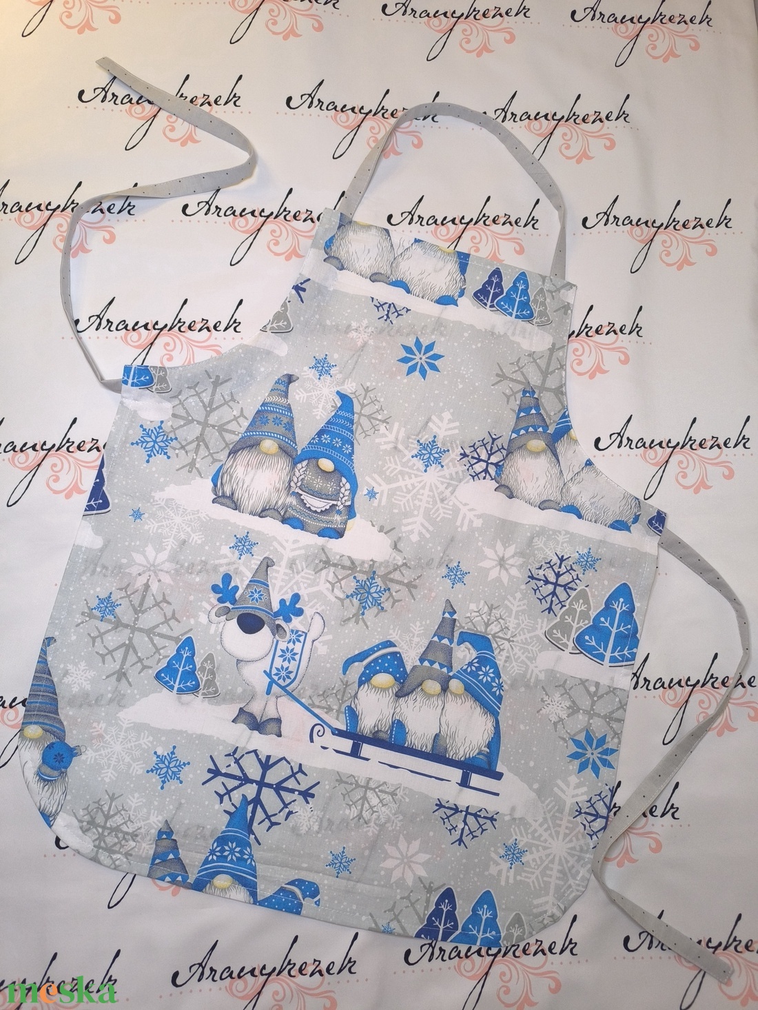 Kötény-Karácsonyi manók rénszarvas szánon - otthon & életmód - konyhafelszerelés, tálalás - konyhai textil - kötény - Meska.hu