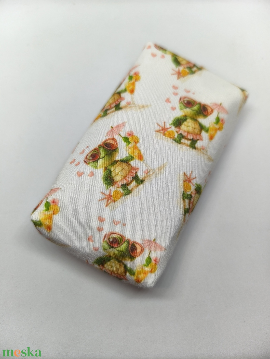 Teknős lány napszemüveben-bélelt papírzsebkendő tartó - táska & tok - pénztárca & más tok - zsebkendőtartó tok - Meska.hu