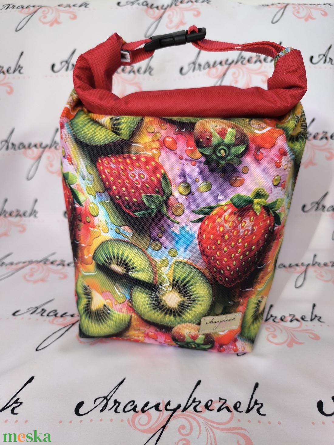 Eper és kivi mintás-Vízálló uzsonnás tasak kézben vihető-PUL béléssel-Vállon is viheted egy megvásárolható pánttal - táska & tok - uzsonna- & ebéd tartó - ebéd tasak, doboz - Meska.hu