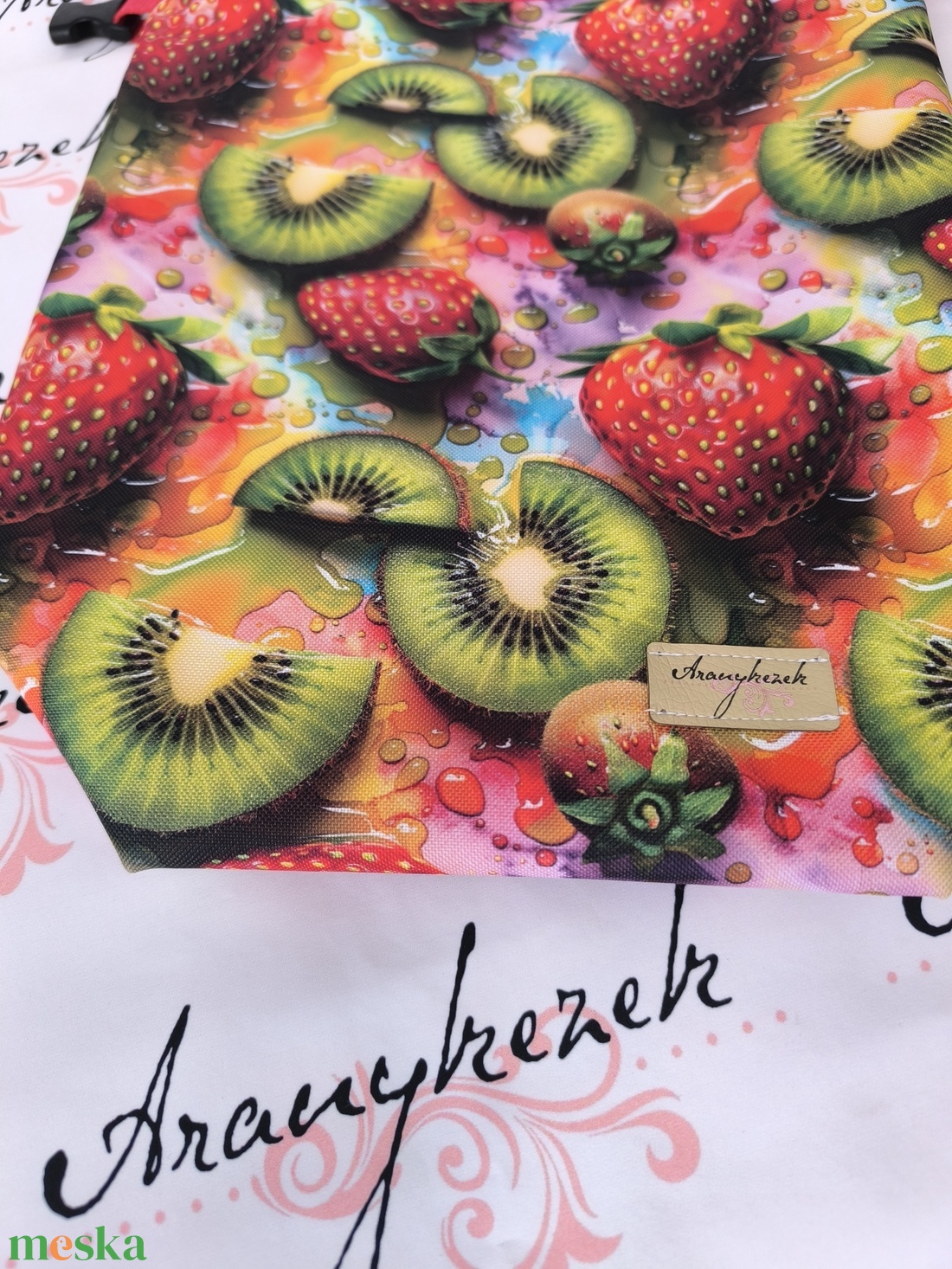 Eper és kivi mintás-Vízálló uzsonnás tasak kézben vihető-PUL béléssel-Vállon is viheted egy megvásárolható pánttal - táska & tok - uzsonna- & ebéd tartó - ebéd tasak, doboz - Meska.hu