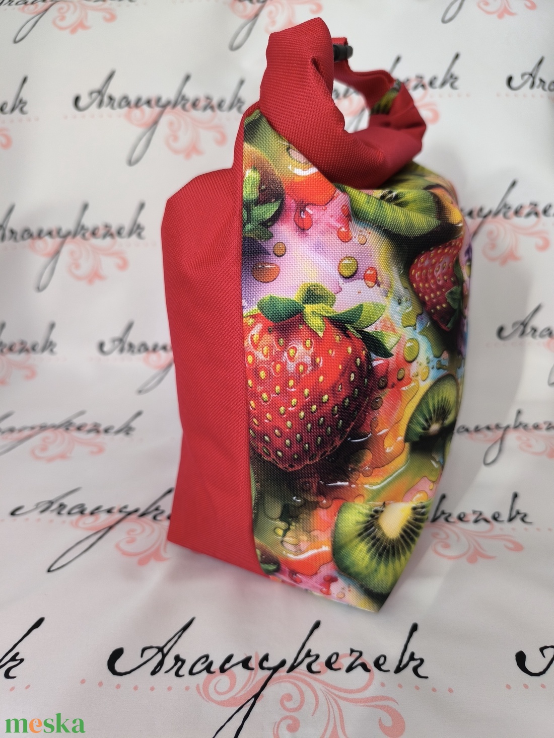 Eper és kivi mintás-Vízálló uzsonnás tasak kézben vihető-PUL béléssel-Vállon is viheted egy megvásárolható pánttal - táska & tok - uzsonna- & ebéd tartó - ebéd tasak, doboz - Meska.hu