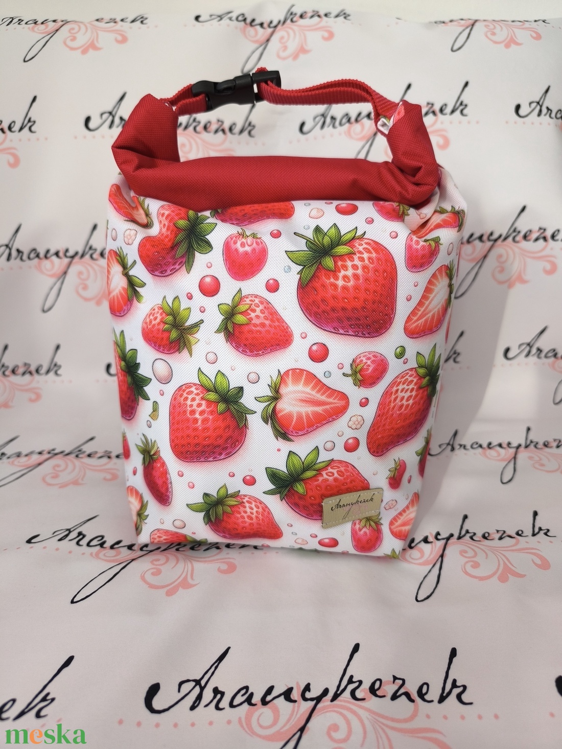 Eper mintás-Vízálló uzsonnás tasak kézben vihető-PUL béléssel-Vállon is viheted egy megvásárolható pánttal - táska & tok - uzsonna- & ebéd tartó - ebéd tasak, doboz - Meska.hu