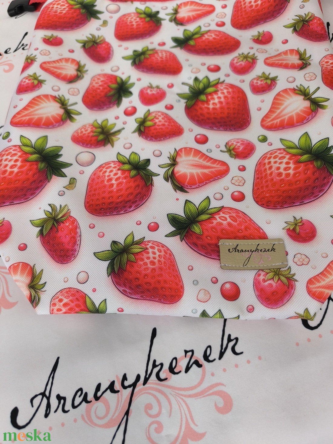 Eper mintás-Vízálló uzsonnás tasak kézben vihető-PUL béléssel-Vállon is viheted egy megvásárolható pánttal - táska & tok - uzsonna- & ebéd tartó - ebéd tasak, doboz - Meska.hu