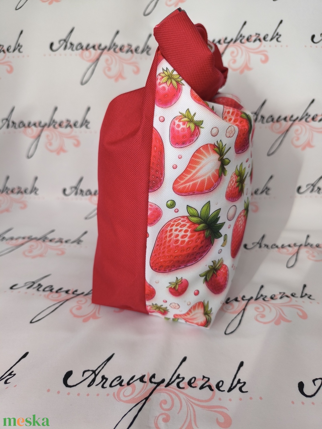 Eper mintás-Vízálló uzsonnás tasak kézben vihető-PUL béléssel-Vállon is viheted egy megvásárolható pánttal - táska & tok - uzsonna- & ebéd tartó - ebéd tasak, doboz - Meska.hu