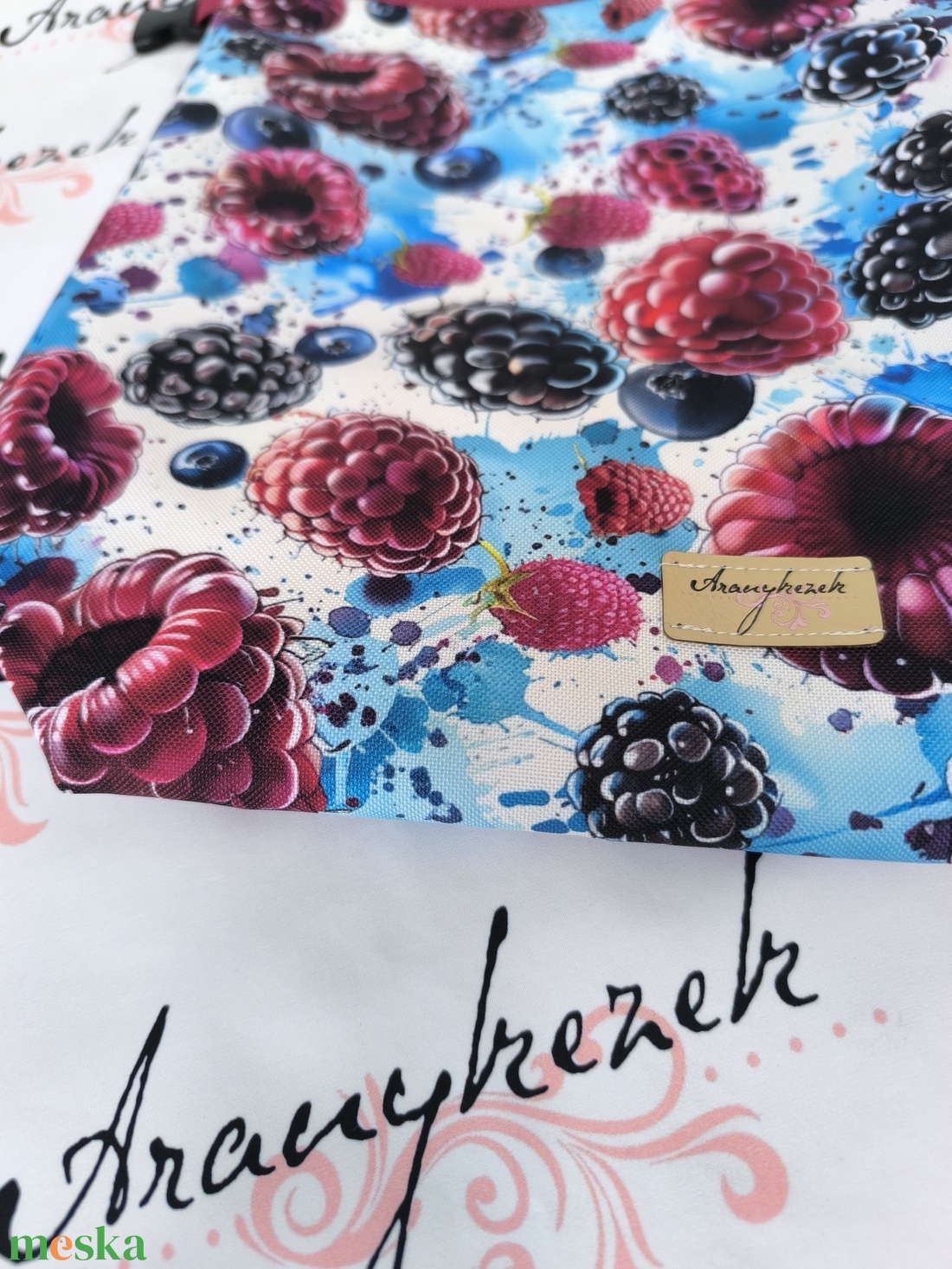 Málna és szeder mintás-Vízálló uzsonnás tasak kézben vihető-PUL béléssel-Vállon is viheted egy megvásárolható pánttal - táska & tok - uzsonna- & ebéd tartó - ebéd tasak, doboz - Meska.hu