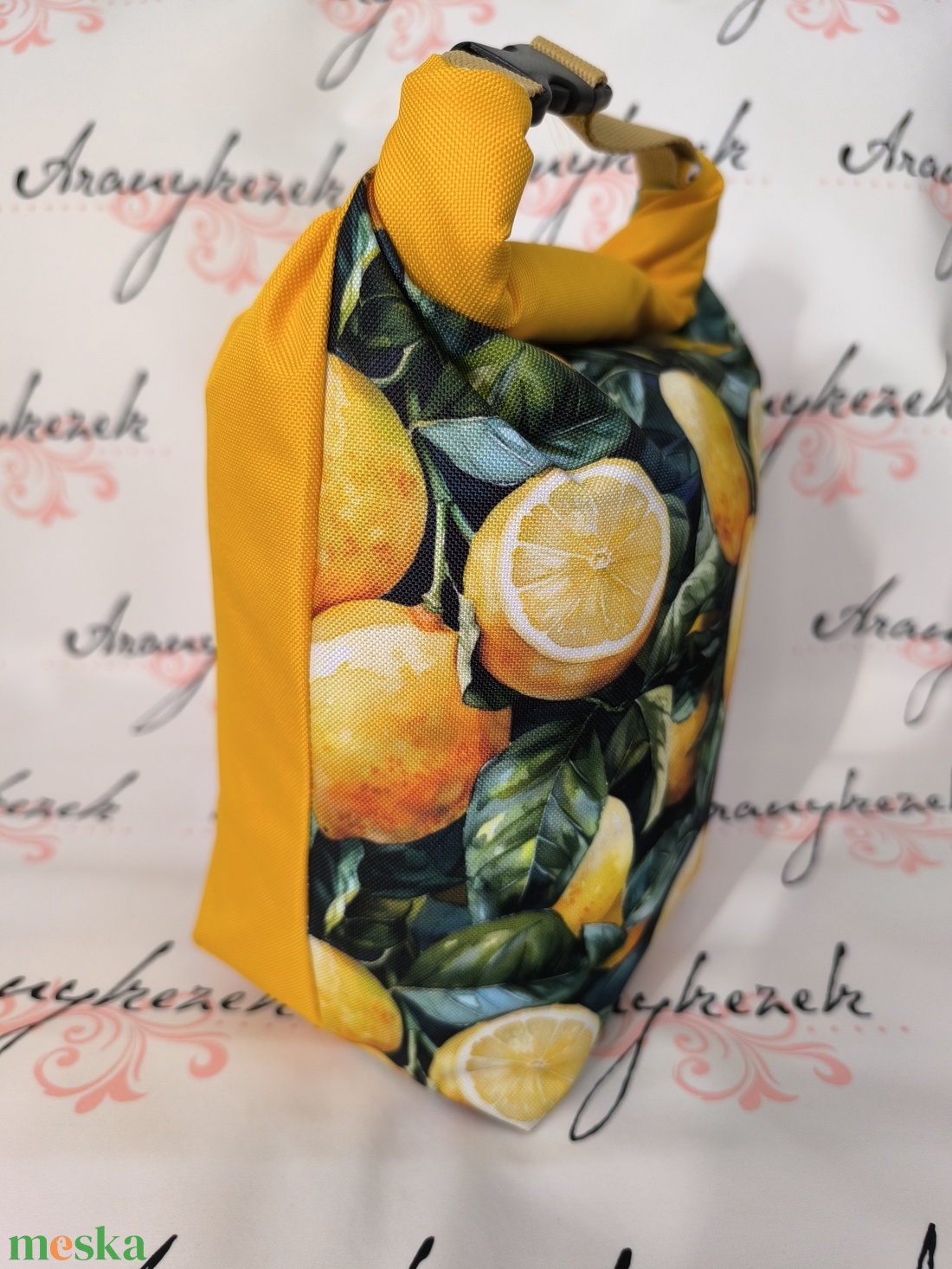 Citrom mintás-Vízálló uzsonnás tasak kézben vihető-PUL béléssel-Vállon is viheted egy megvásárolható pánttal - táska & tok - uzsonna- & ebéd tartó - ebéd tasak, doboz - Meska.hu