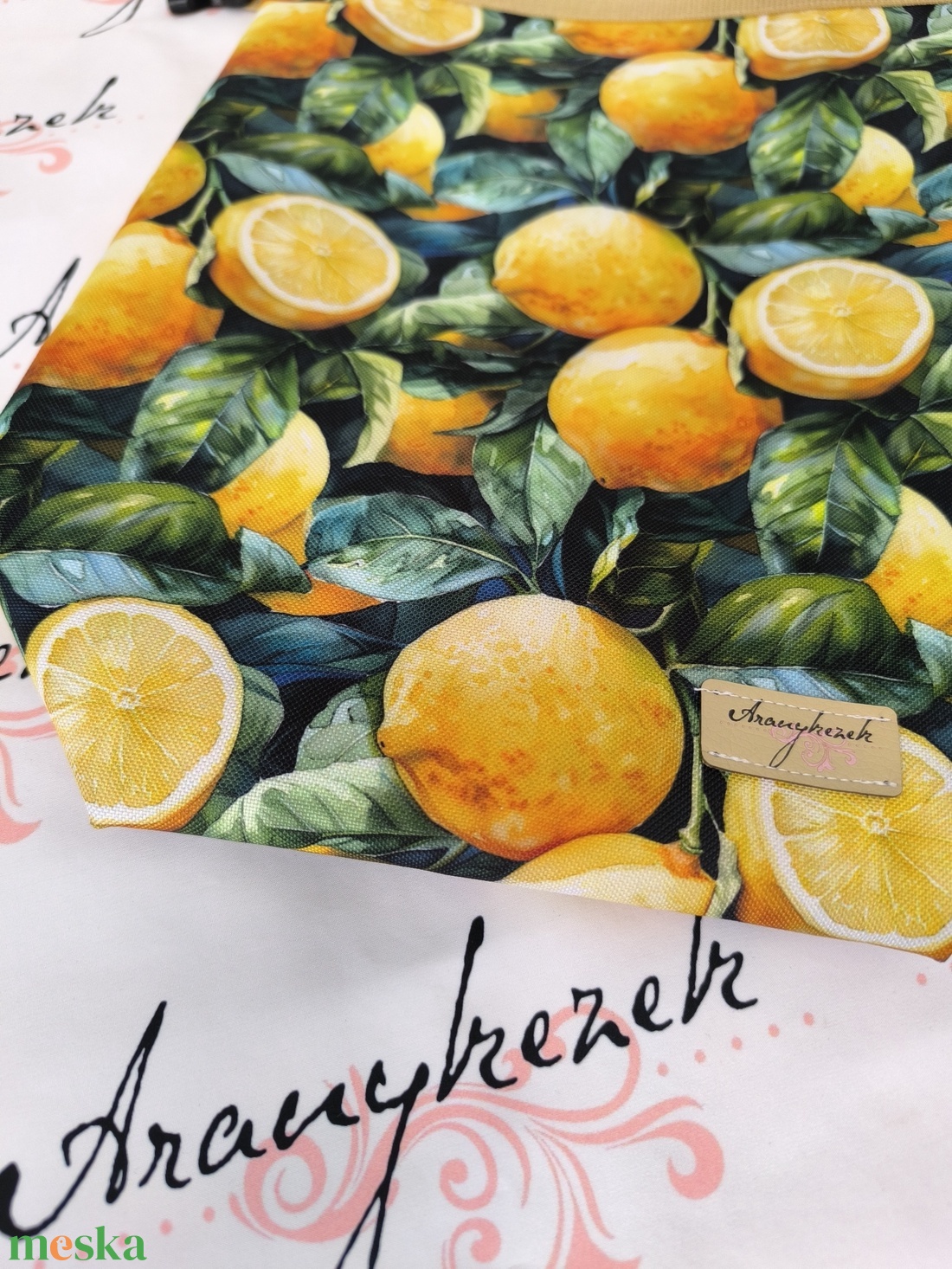 Citrom mintás-Vízálló uzsonnás tasak kézben vihető-PUL béléssel-Vállon is viheted egy megvásárolható pánttal - táska & tok - uzsonna- & ebéd tartó - ebéd tasak, doboz - Meska.hu