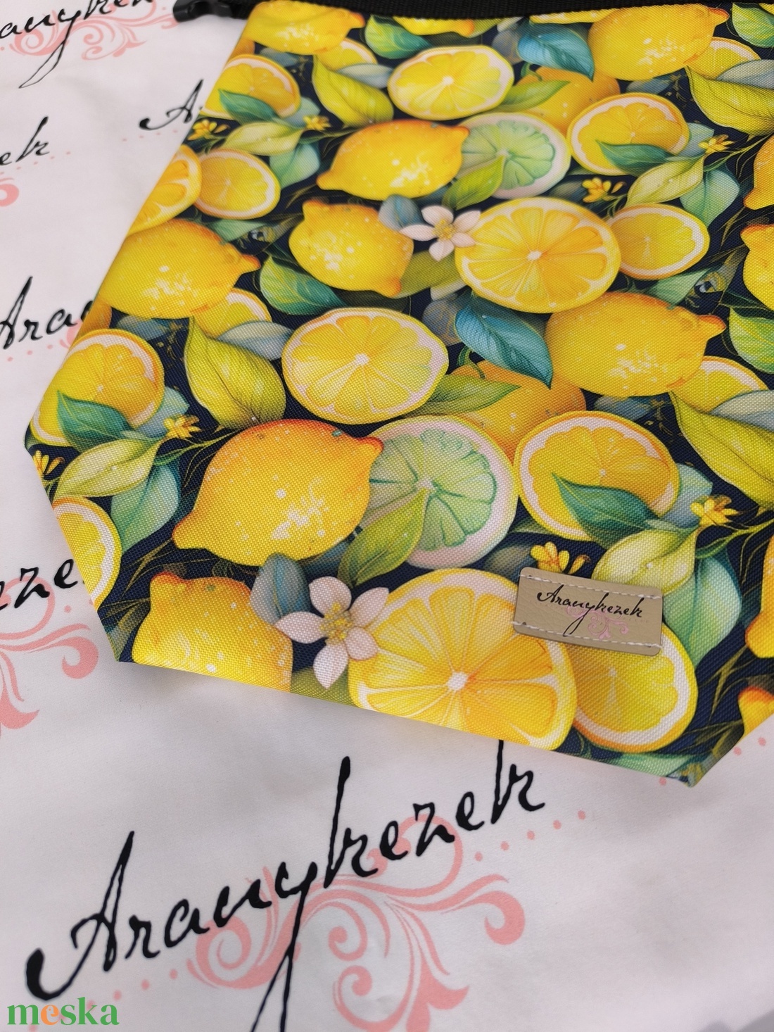 Citrom mintás-Vízálló uzsonnás tasak kézben vihető-PUL béléssel-Vállon is viheted egy megvásárolható pánttal - táska & tok - uzsonna- & ebéd tartó - ebéd tasak, doboz - Meska.hu