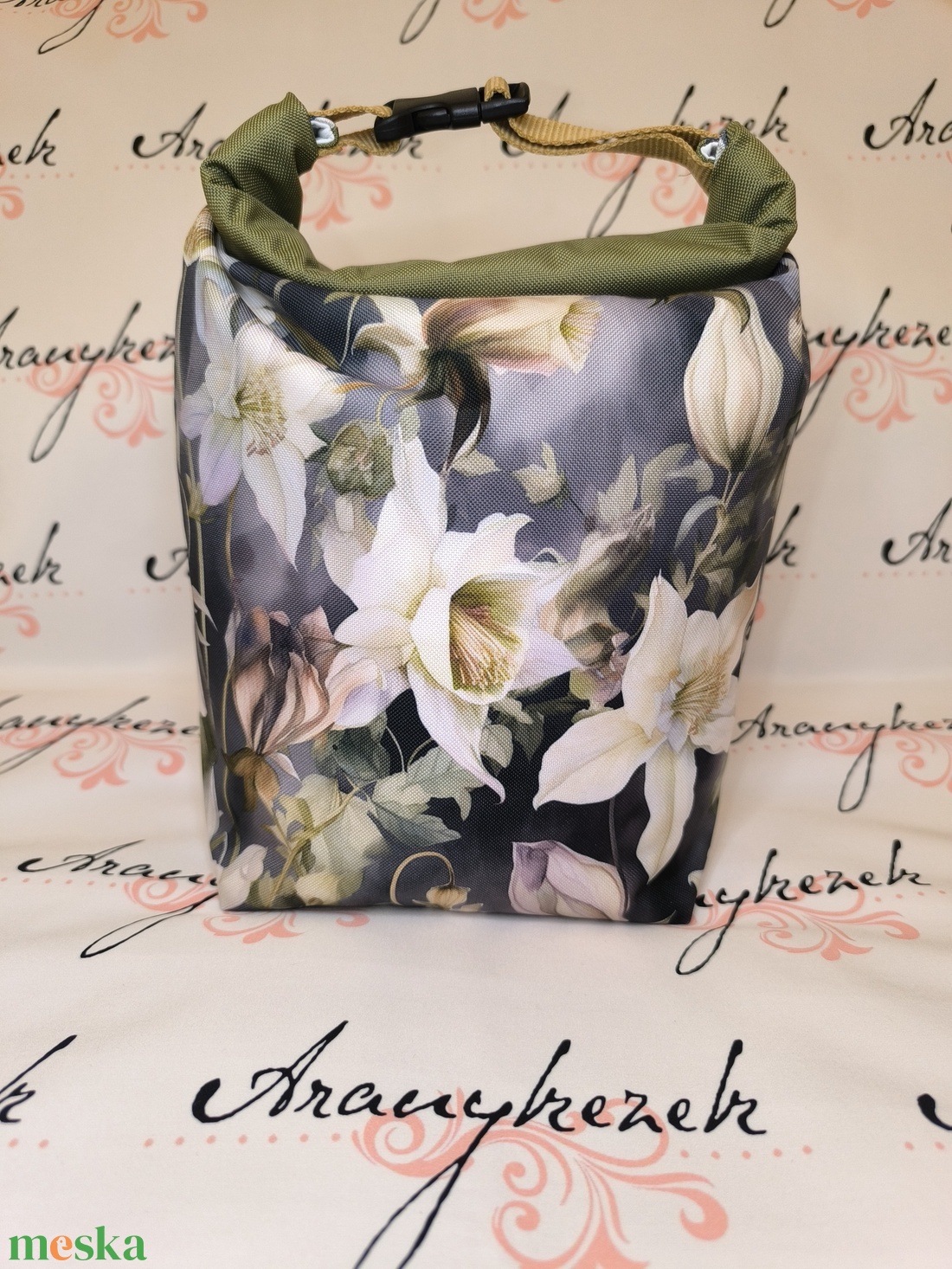 Liliomos-Vízálló uzsonnás tasak kézben vihető-PUL béléssel-Vállon is viheted egy megvásárolható pánttal - táska & tok - uzsonna- & ebéd tartó - ebéd tasak, doboz - Meska.hu