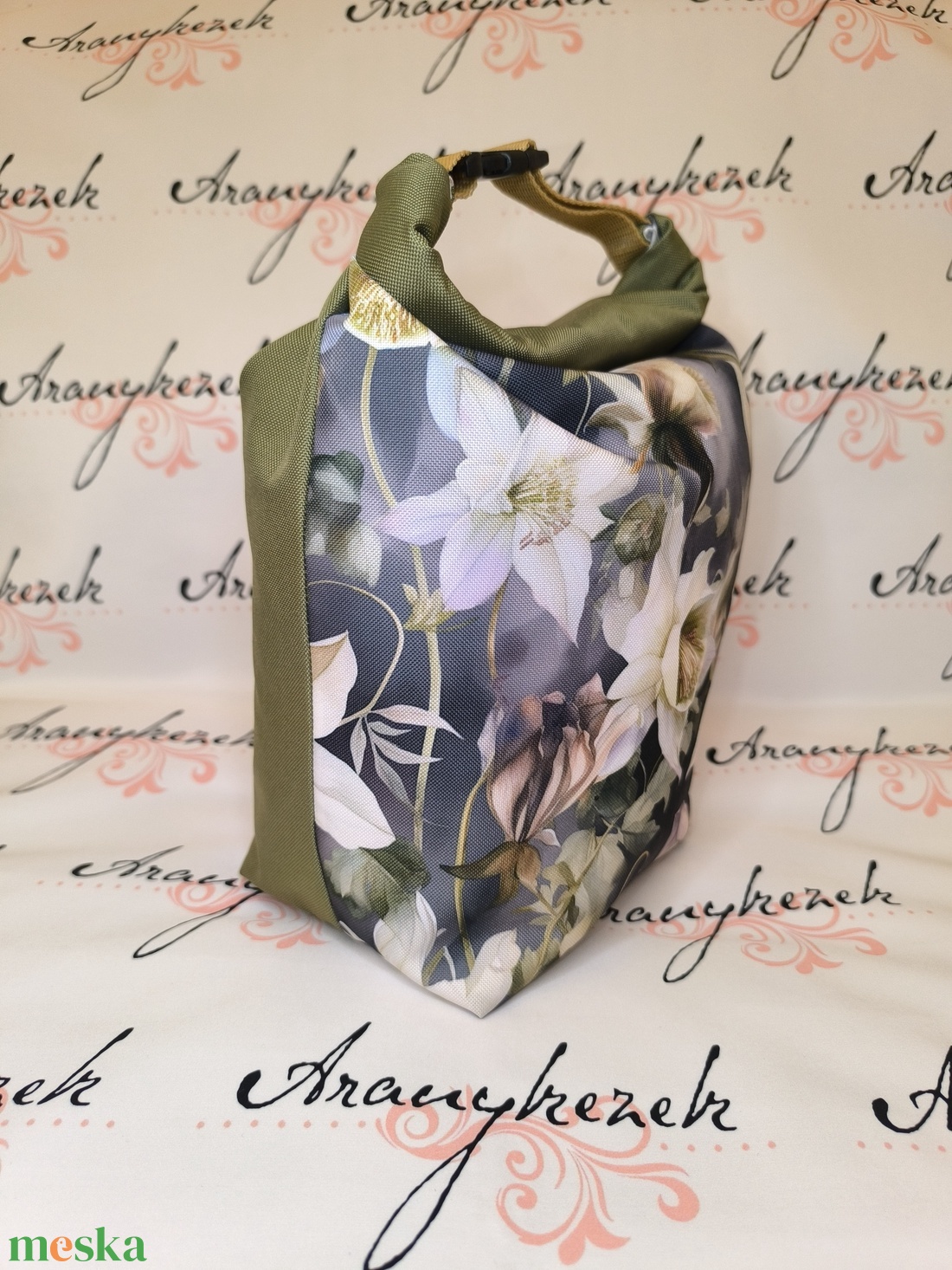 Liliomos-Vízálló uzsonnás tasak kézben vihető-PUL béléssel-Vállon is viheted egy megvásárolható pánttal - táska & tok - uzsonna- & ebéd tartó - ebéd tasak, doboz - Meska.hu