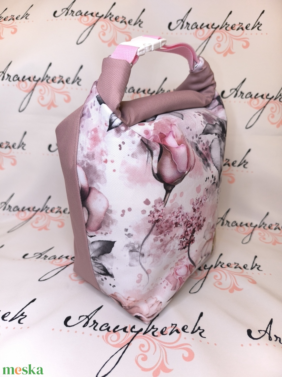 Rózsás-Vízálló uzsonnás tasak kézben vihető-PUL béléssel-Vállon is viheted egy megvásárolható pánttal - táska & tok - uzsonna- & ebéd tartó - ebéd tasak, doboz - Meska.hu