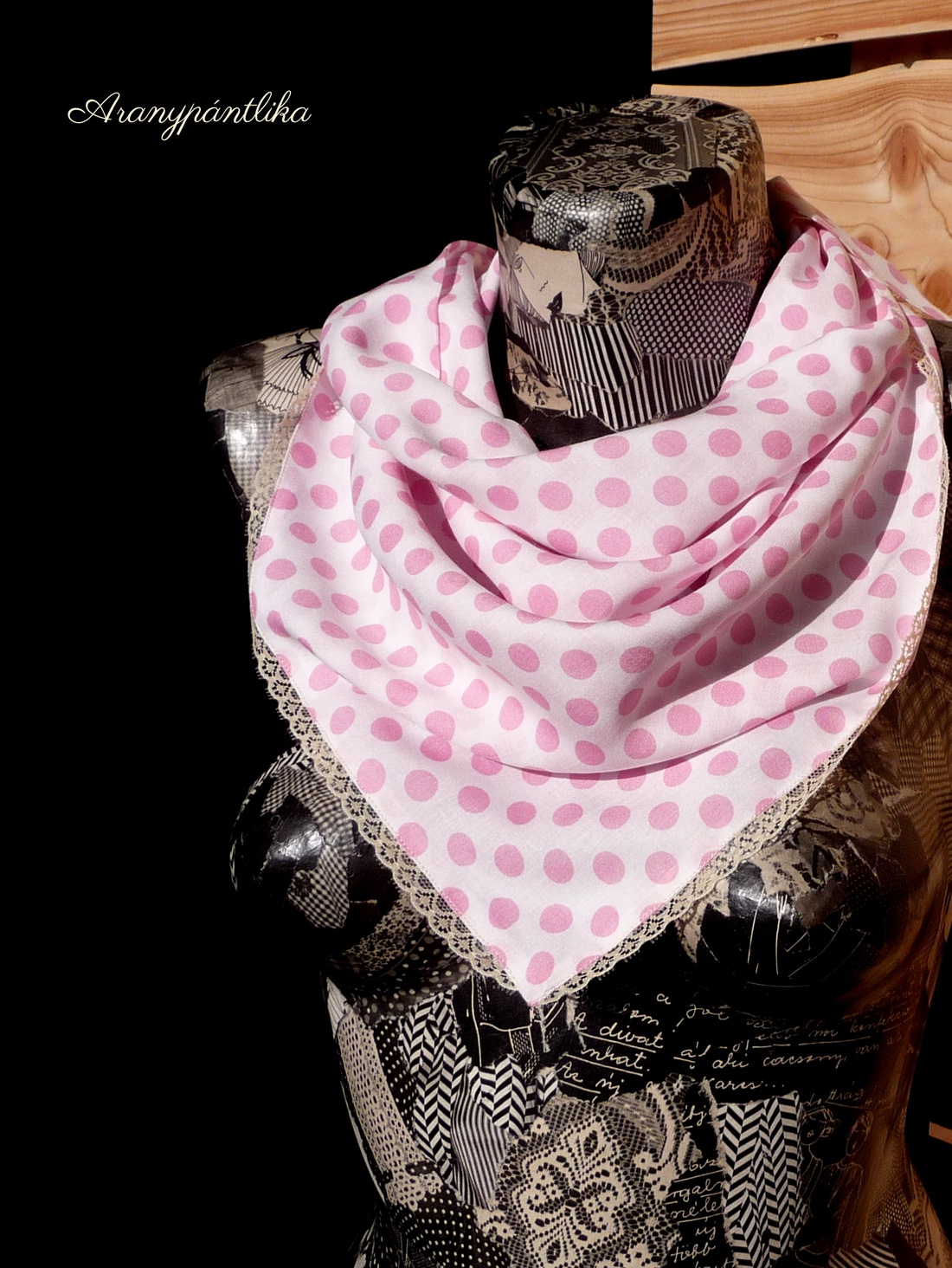 Babapöttyös kis kendő (csipkés, rózsaszín-fehér) -  - Meska.hu