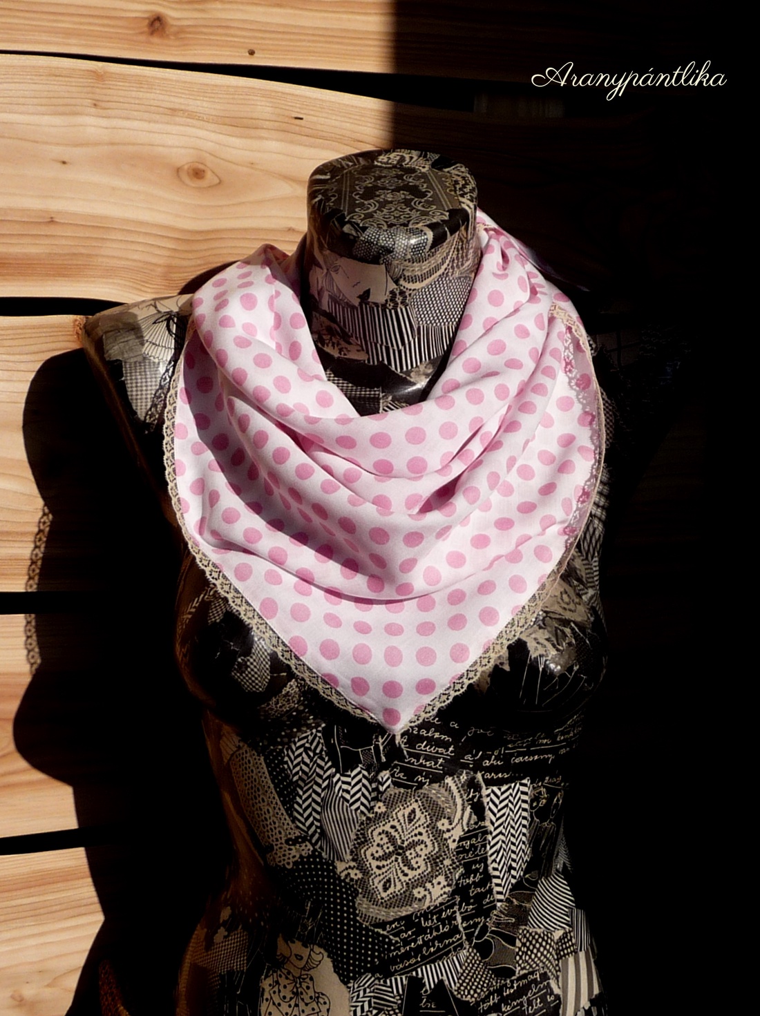 Babapöttyös kis kendő (csipkés, rózsaszín-fehér) -  - Meska.hu