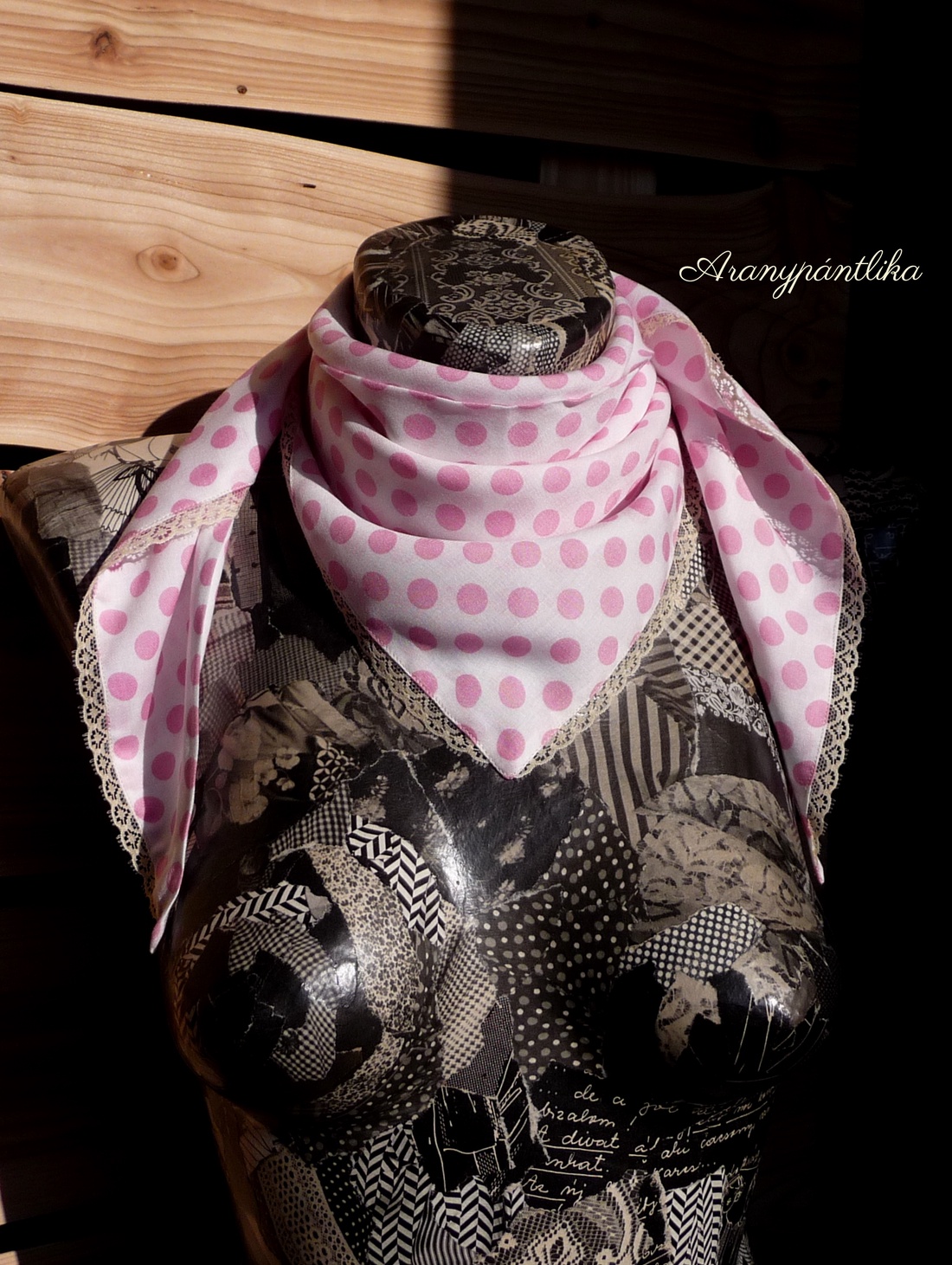 Babapöttyös kis kendő (csipkés, rózsaszín-fehér) -  - Meska.hu