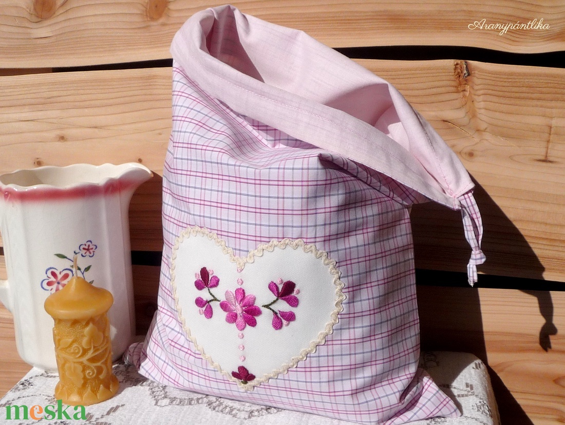 Kézzel hímzett konyhai tároló zsák/ kenyeres zsák (kézzel hímzett, rózsaszín kockás) - Aranypántlika - táska & tok - bevásárlás & shopper táska - kenyeres zsák - Meska.hu Kézzel hímzett konyhai tároló zsák/ kenyeres zsák (kézzel hímzett, rózsaszín kockás) - Aranypántlika - táska & tok - bevásárlás & shopper táska - kenyeres zsák - Meska.hu