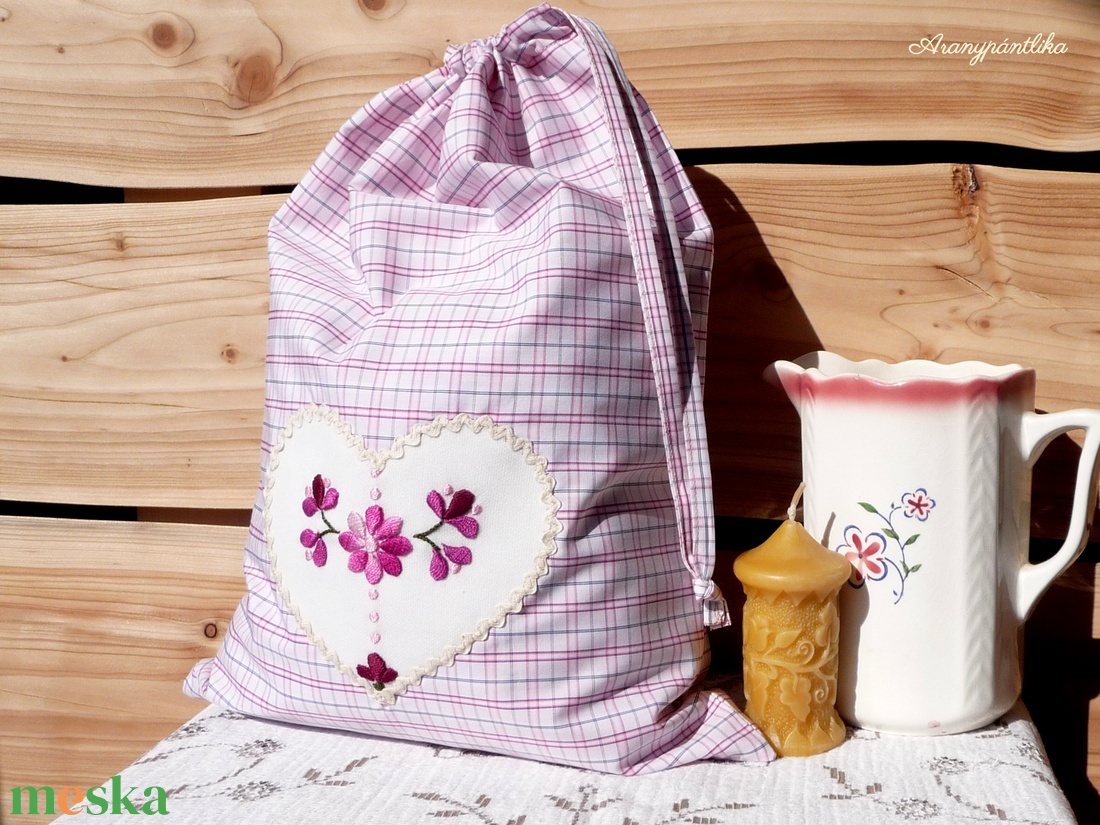 Kézzel hímzett konyhai tároló zsák/ kenyeres zsák (kézzel hímzett, rózsaszín kockás) - Aranypántlika - táska & tok - bevásárlás & shopper táska - kenyeres zsák - Meska.hu Kézzel hímzett konyhai tároló zsák/ kenyeres zsák (kézzel hímzett, rózsaszín kockás) - Aranypántlika - táska & tok - bevásárlás & shopper táska - kenyeres zsák - Meska.hu