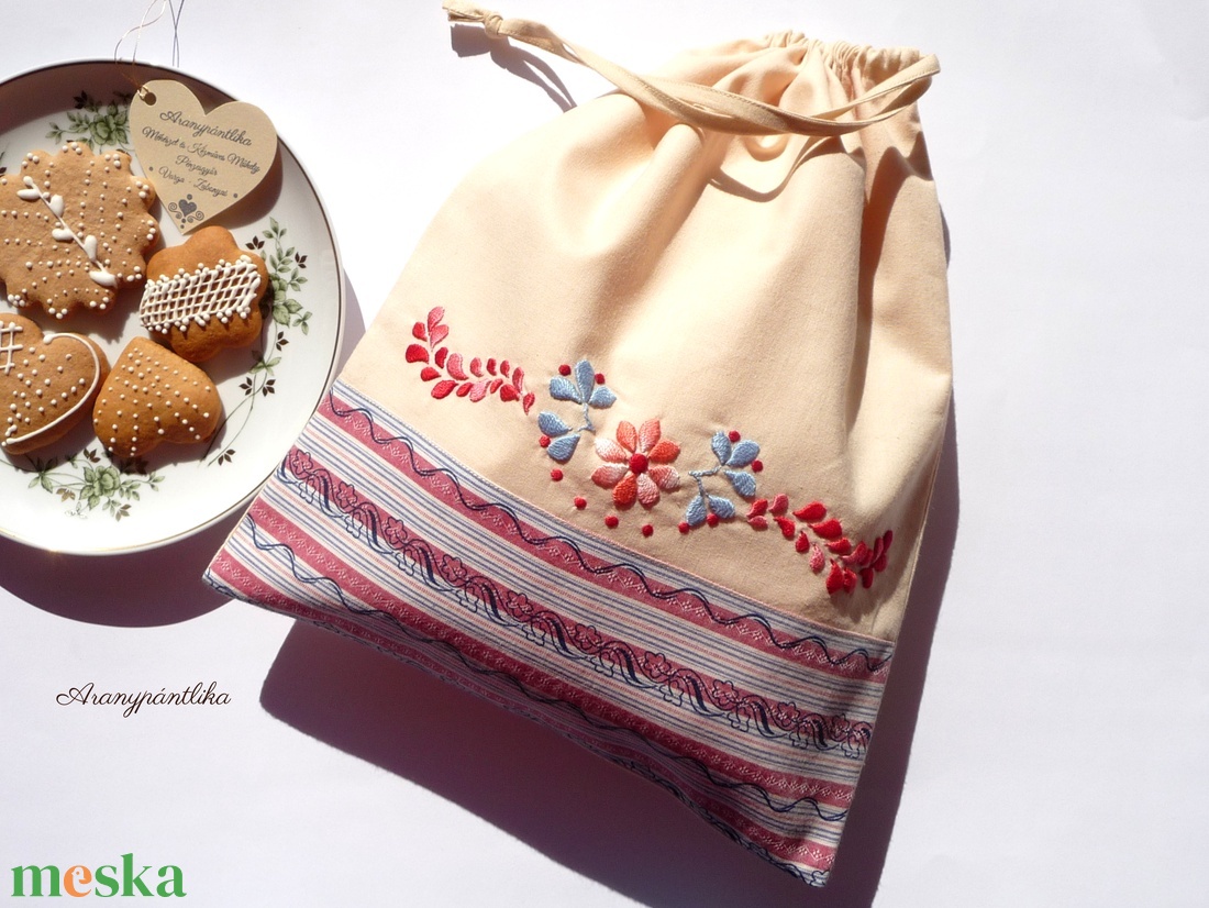 Kézzel hímzett konyhai tároló zsák/ kenyeres zsák (hímzett, vajszínű-kék-piros) - Aranypántlika - táska & tok - bevásárlás & shopper táska - kenyeres zsák - Meska.hu