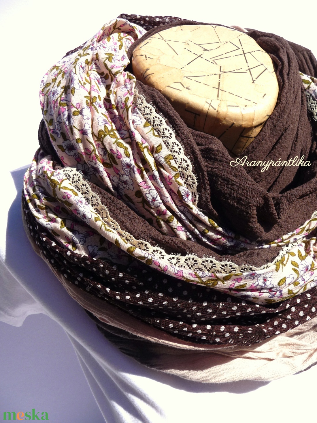 Púder-csokibarna extra széles csipkés csősál - Aranypántlika - ruha & divat - sál, sapka, kendő - sál - Meska.hu Púder-csokibarna extra széles csipkés csősál - Aranypántlika - ruha & divat - sál, sapka, kendő - sál - Meska.hu