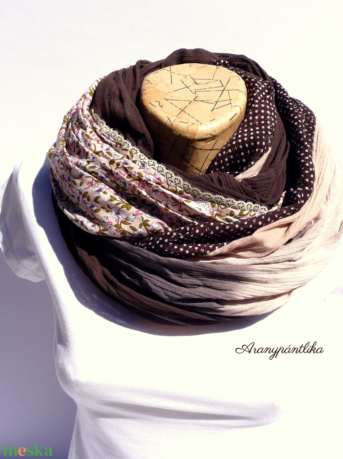 Púder-csokibarna extra széles csipkés csősál - Aranypántlika - ruha & divat - sál, sapka, kendő - sál - Meska.hu Púder-csokibarna extra széles csipkés csősál - Aranypántlika - ruha & divat - sál, sapka, kendő - sál - Meska.hu