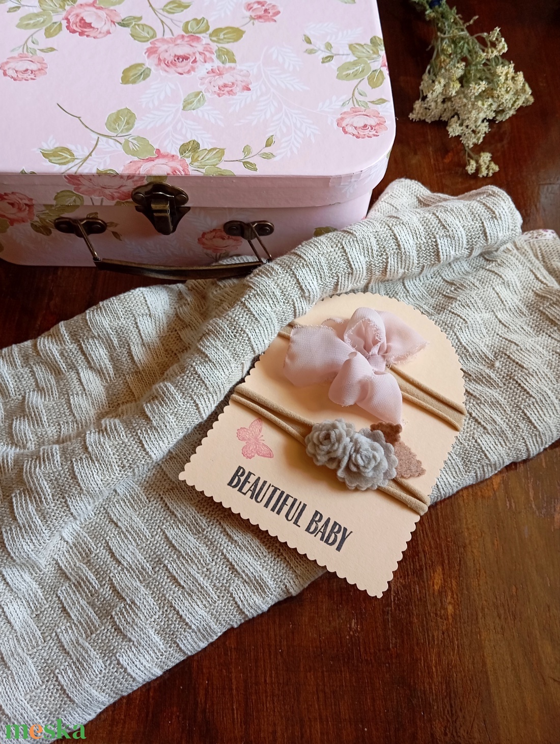 Babaköszöntő bőrönd (takaró+hajpánt szett) - otthon & életmód - babaszoba, gyerekszoba - babatakaró, gyerek pléd - Meska.hu Babaköszöntő bőrönd (takaró+hajpánt szett) - otthon & életmód - babaszoba, gyerekszoba - babatakaró, gyerek pléd - Meska.hu