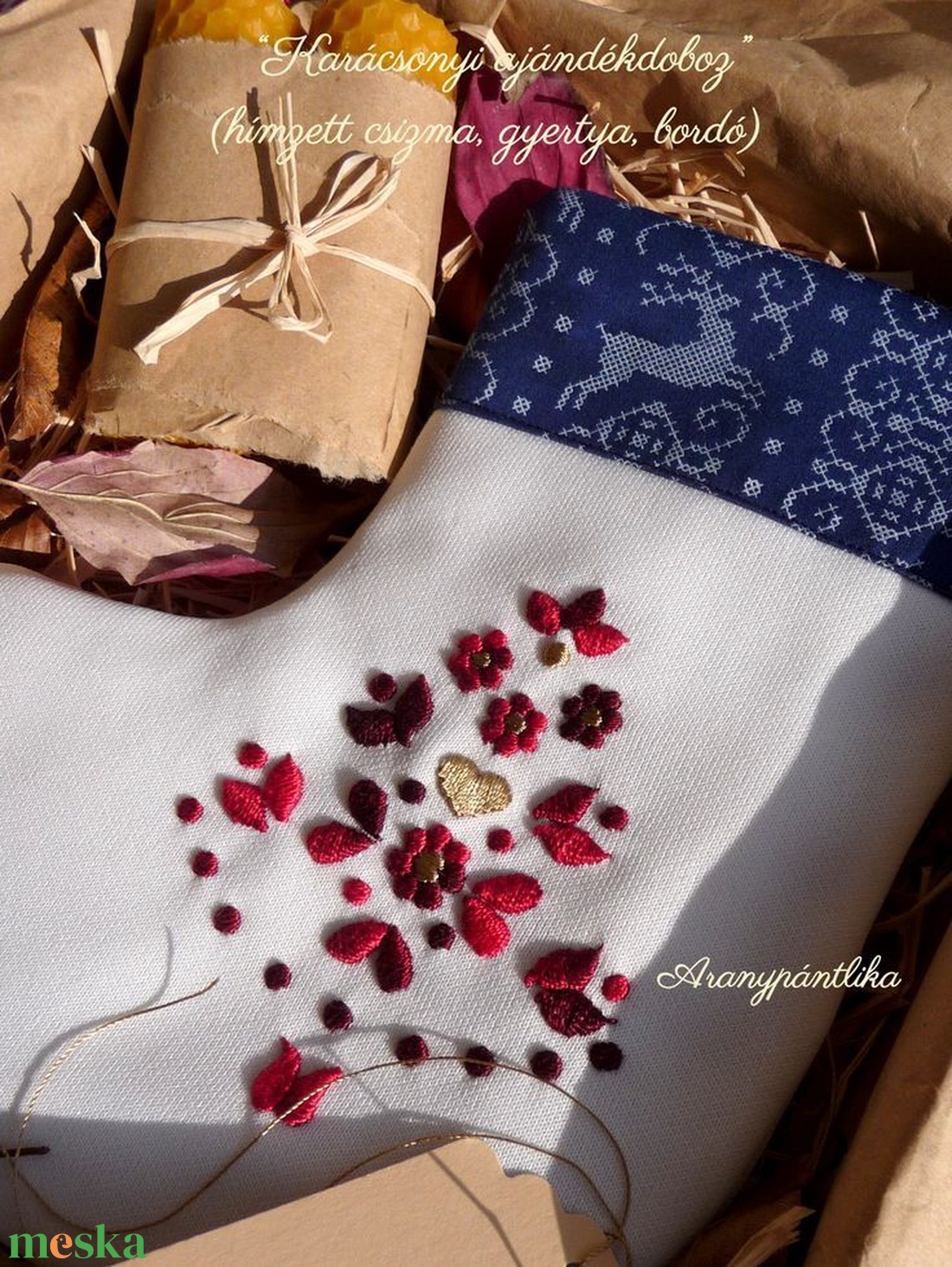 Hímzett csizmás ajándékbox (bordó) - karácsony - karácsonyi lakásdekoráció - karácsonyfadíszek - Meska.hu