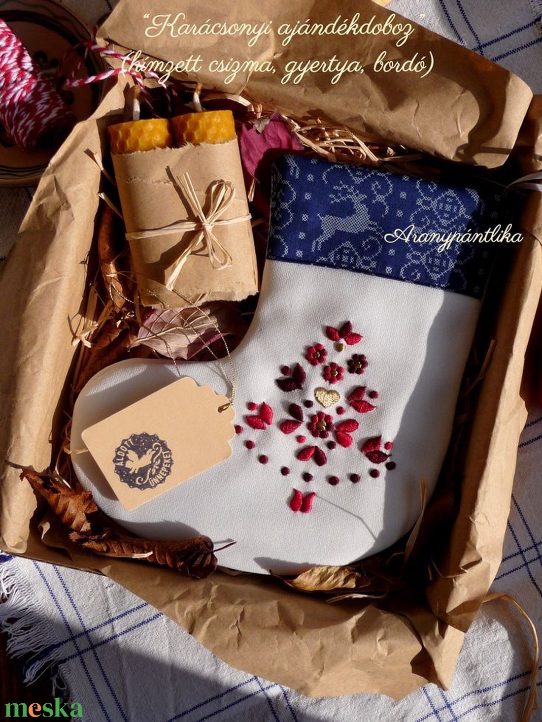 Hímzett csizmás ajándékbox (bordó) - karácsony - karácsonyi lakásdekoráció - karácsonyfadíszek - Meska.hu