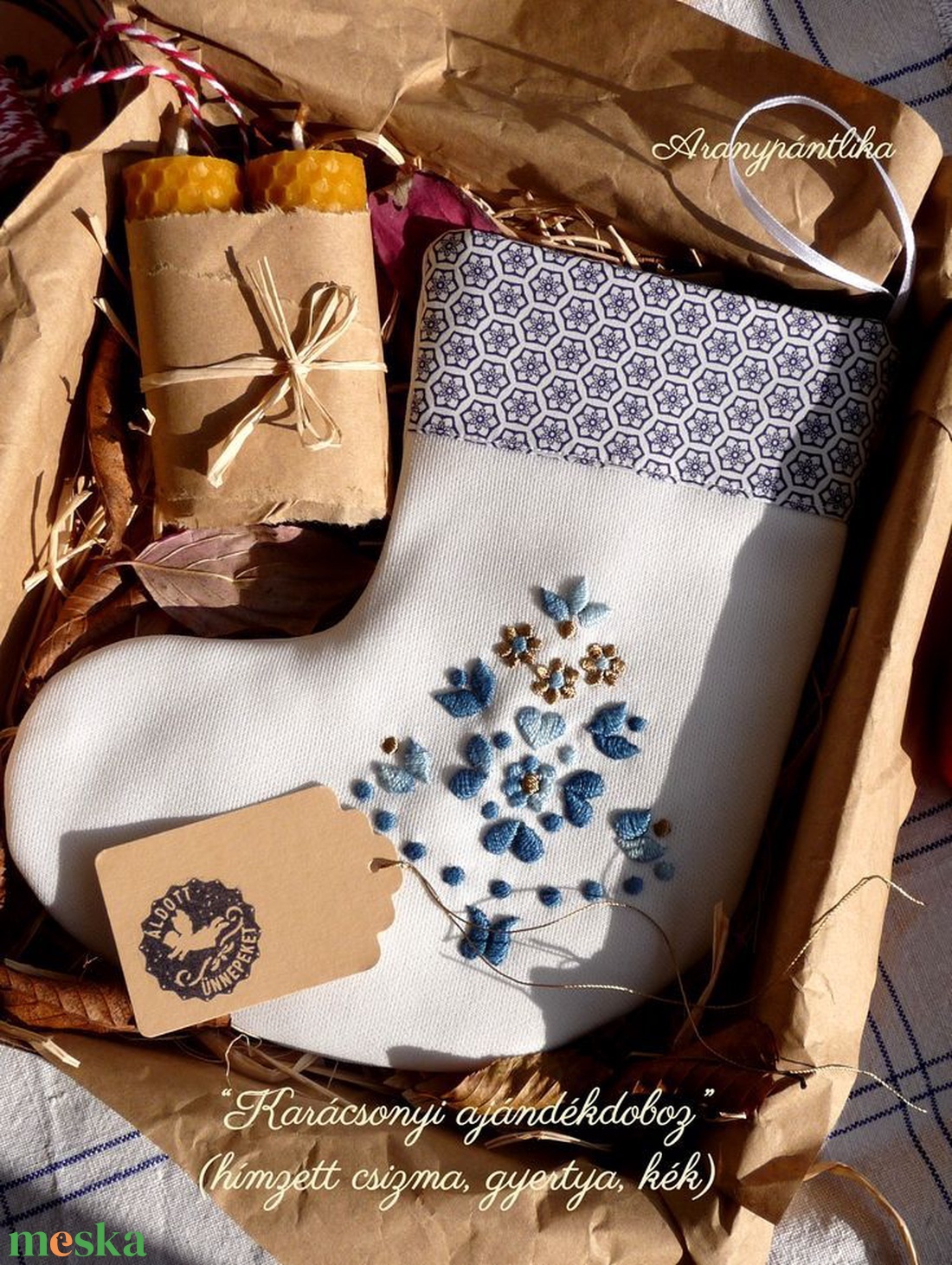 Hímzett csizmás ajándékbox (kék) - karácsony - karácsonyi lakásdekoráció - karácsonyfadíszek - Meska.hu