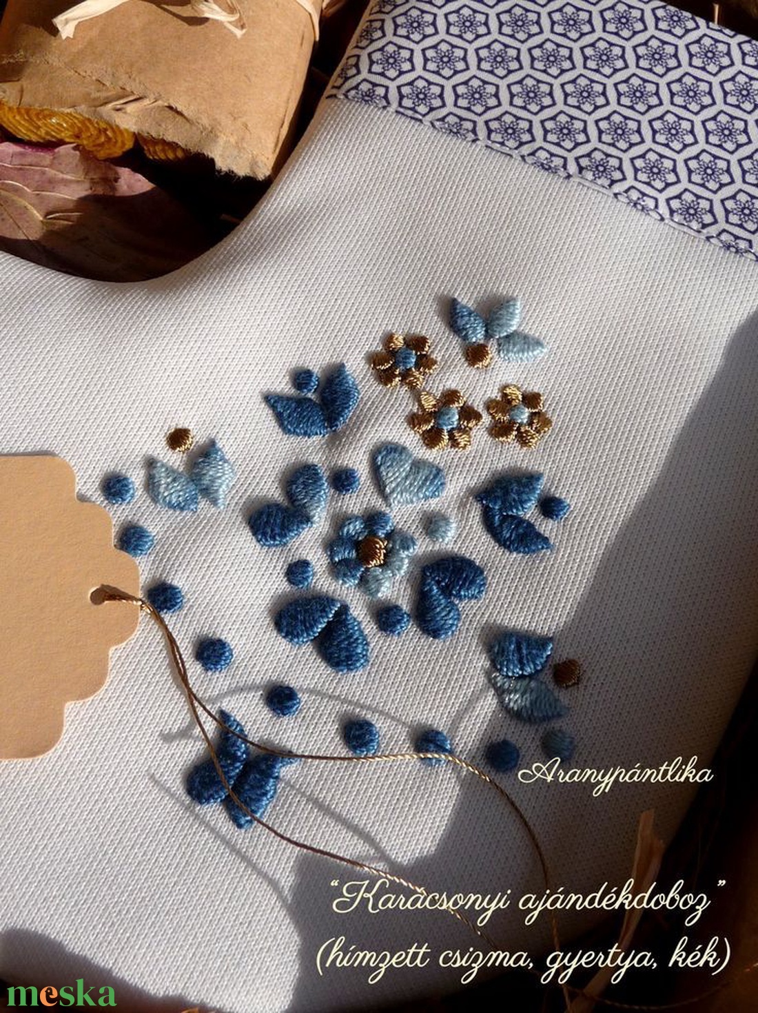 Hímzett csizmás ajándékbox (kék) - karácsony - karácsonyi lakásdekoráció - karácsonyfadíszek - Meska.hu