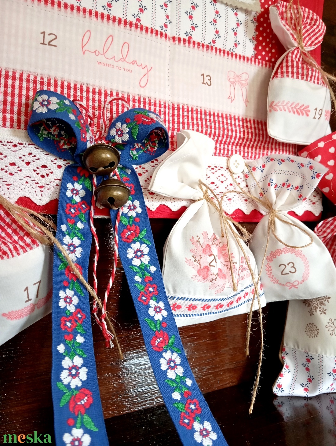 Adventi naptár mikulás zsákkal (piros-kék-fehér) - karácsony - adventi díszek - adventi naptár - Meska.hu