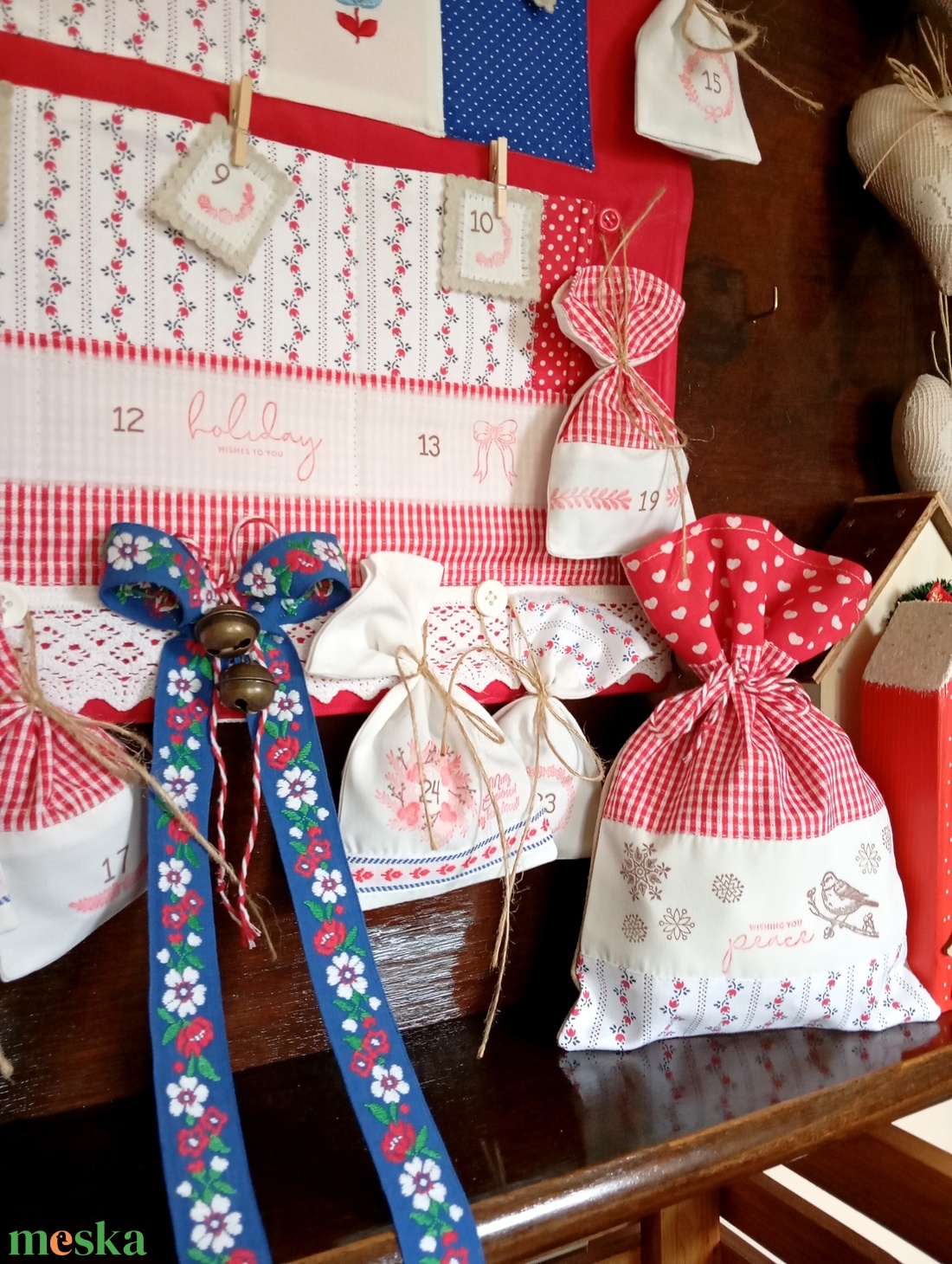 Adventi naptár mikulás zsákkal (piros-kék-fehér) - karácsony - adventi díszek - adventi naptár - Meska.hu