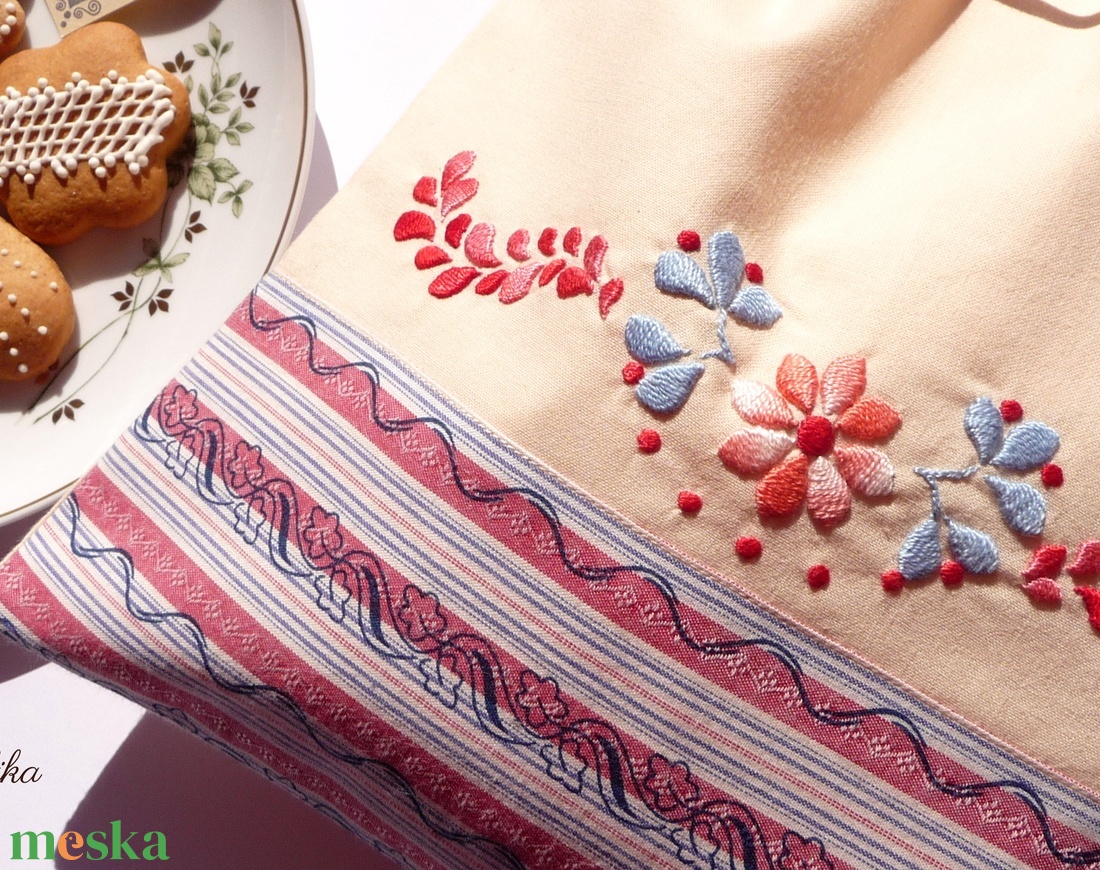 Kézzel hímzett konyhai tároló zsák/ kenyeres zsák (hímzett, vajszínű-kék-piros) - Aranypántlika - táska & tok - bevásárlás & shopper táska - kenyeres zsák - Meska.hu