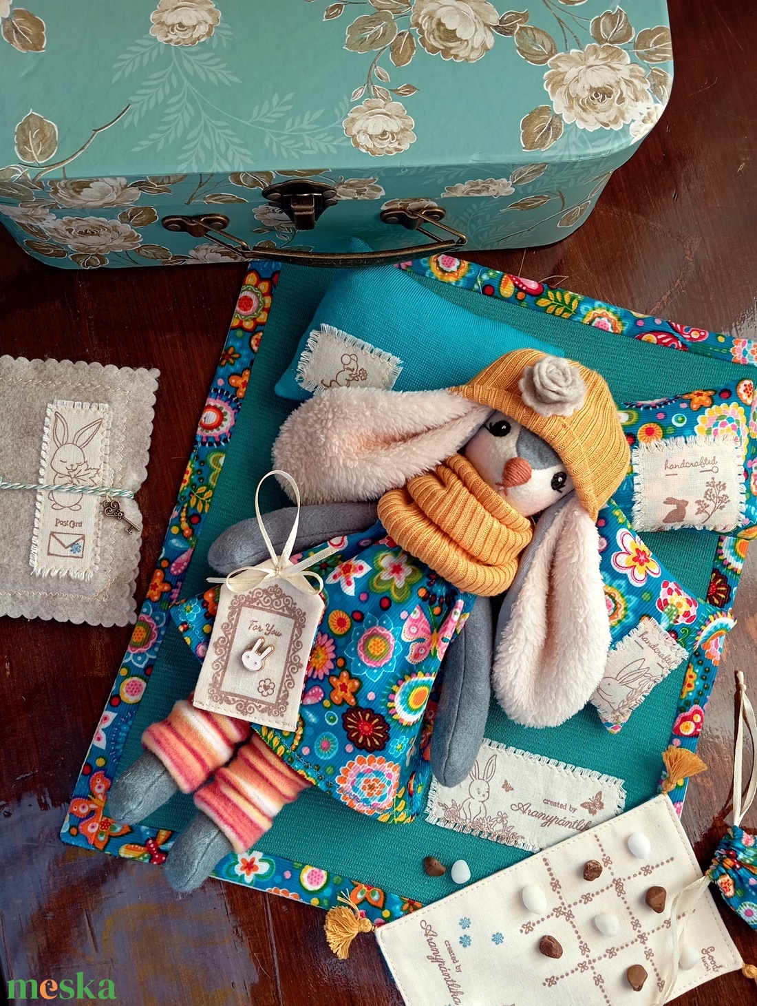 Nyuszika bőröndben - játék & sport - plüssállat & játékfigura - plüss mesefigurák - Meska.hu