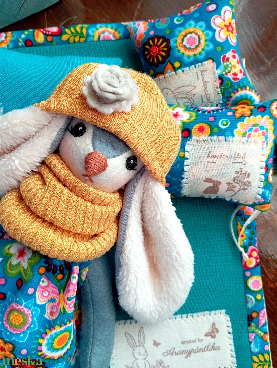 Nyuszika bőröndben - játék & sport - plüssállat & játékfigura - plüss mesefigurák - Meska.hu