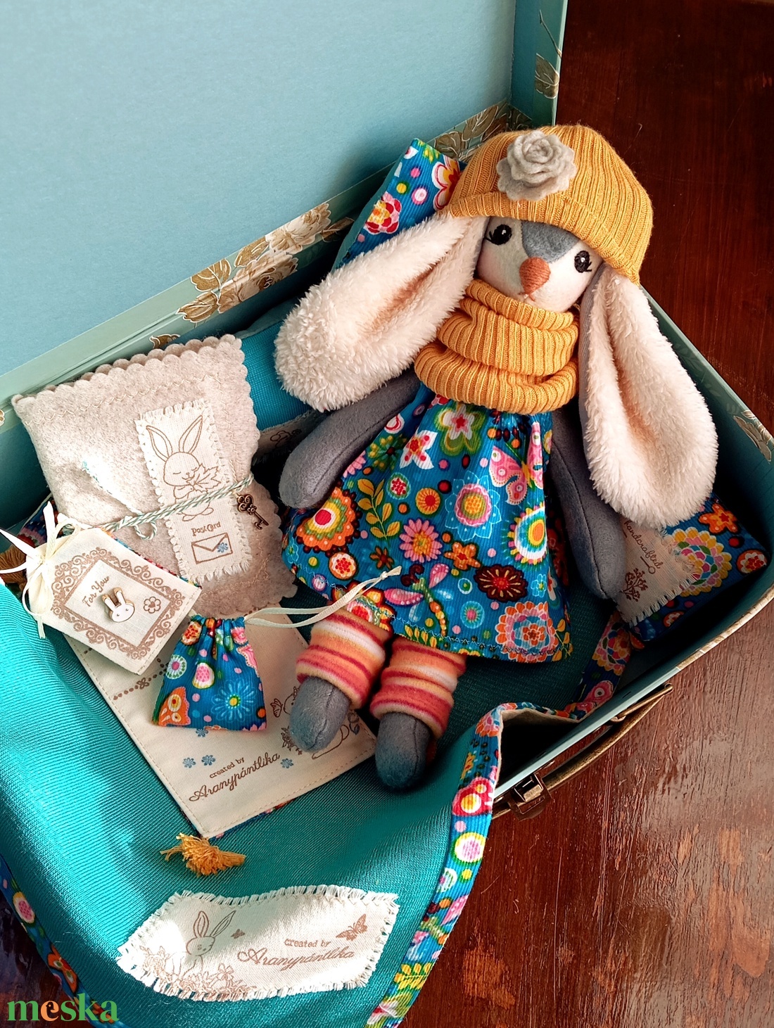 Nyuszika bőröndben - játék & sport - plüssállat & játékfigura - plüss mesefigurák - Meska.hu