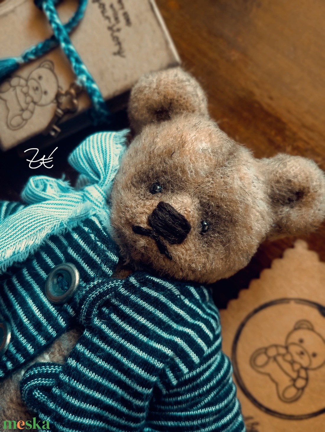 Mini mackó fiú könyvecskével - játék & sport - plüssállat & játékfigura - plüss mesefigurák - Meska.hu