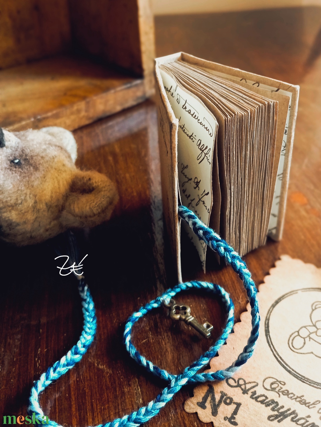 Mini mackó fiú könyvecskével - játék & sport - plüssállat & játékfigura - plüss mesefigurák - Meska.hu