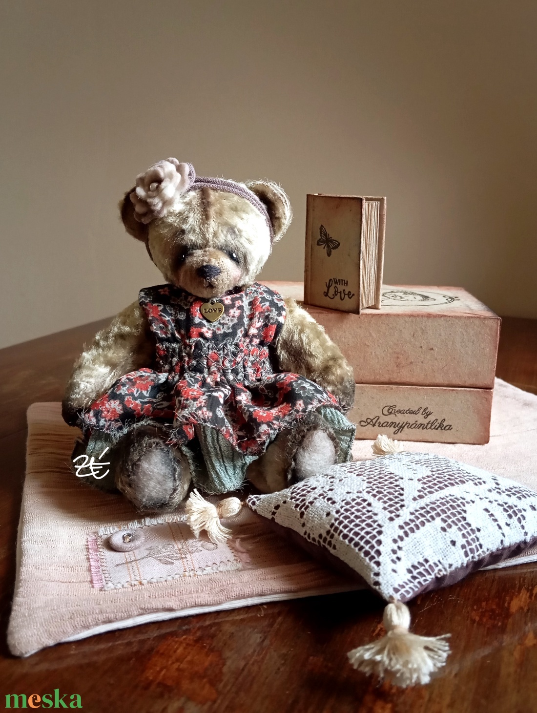 Mini mackó lány kiegészítőkkel - játék & sport - plüssállat & játékfigura - plüss mesefigurák - Meska.hu