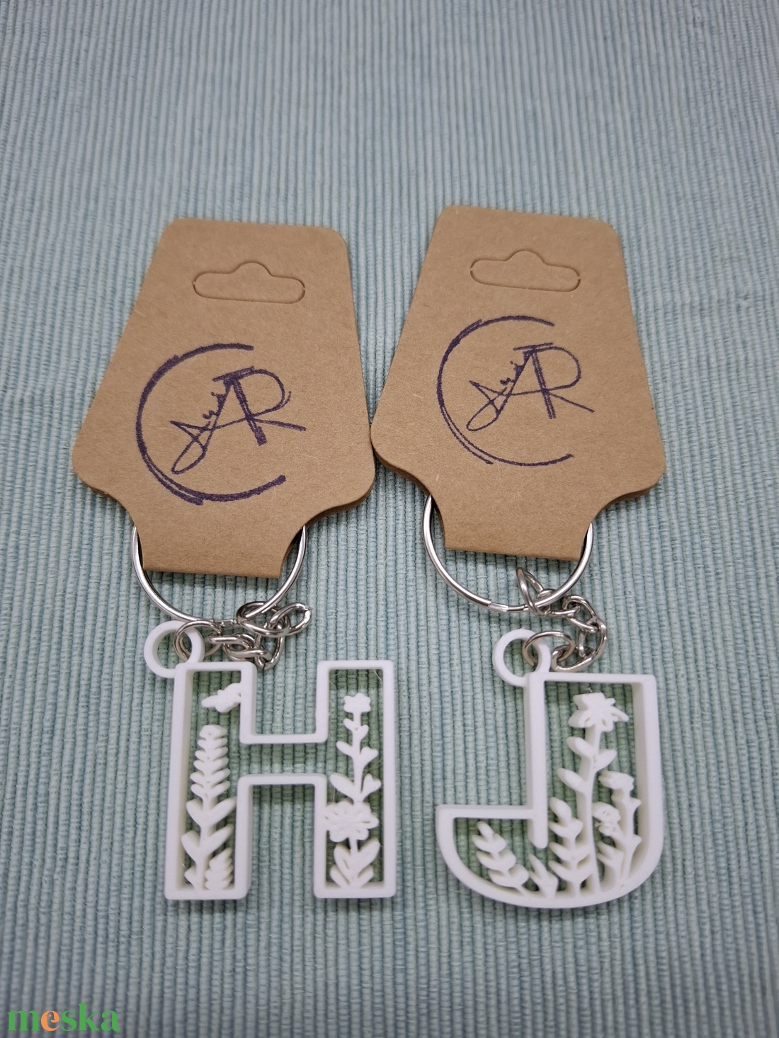 Virágos betű kulcstartó - táska & tok - kulcstartó & táskadísz - kulcstartó - Meska.hu