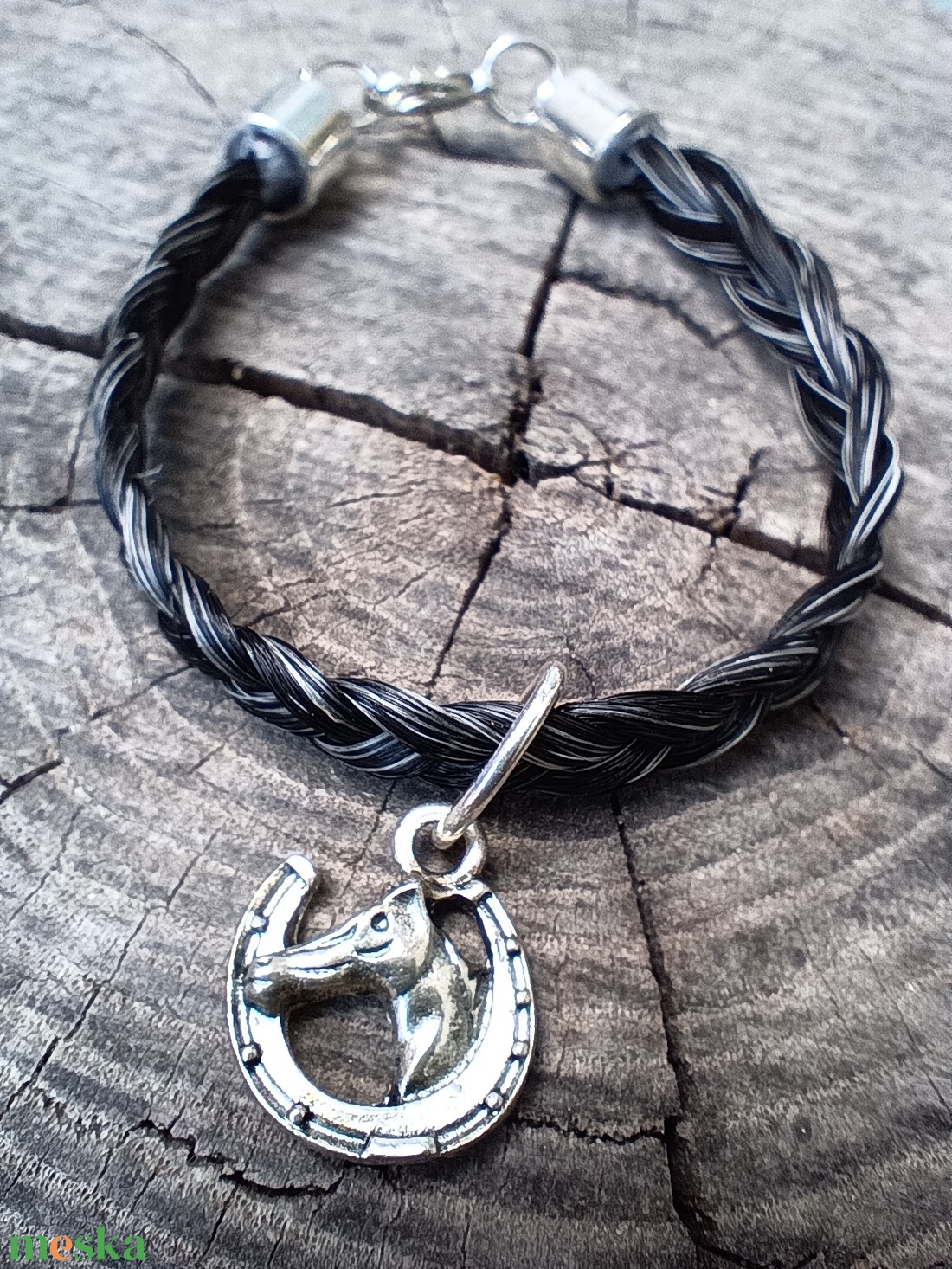 Egyedi medálos lószőr karkötő  - ékszer - karkötő - fonott karkötő - Meska.hu