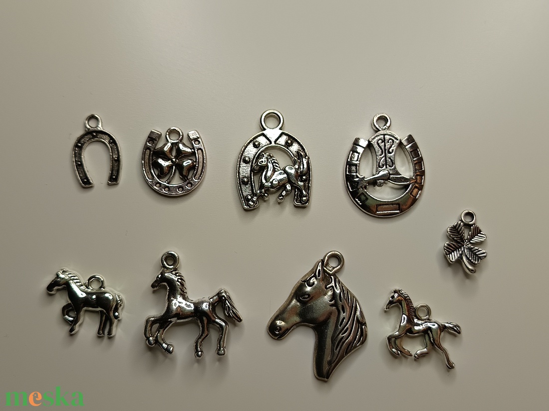 Egyedi medálos lószőr karkötő  - ékszer - karkötő - fonott karkötő - Meska.hu