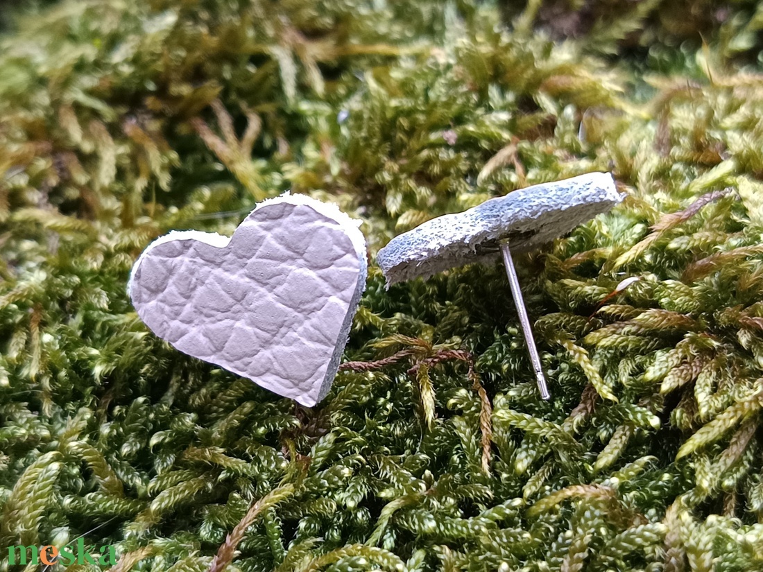 Szív alakú bedugós fülbevaló  - ékszer - fülbevaló - pötty fülbevaló - Meska.hu