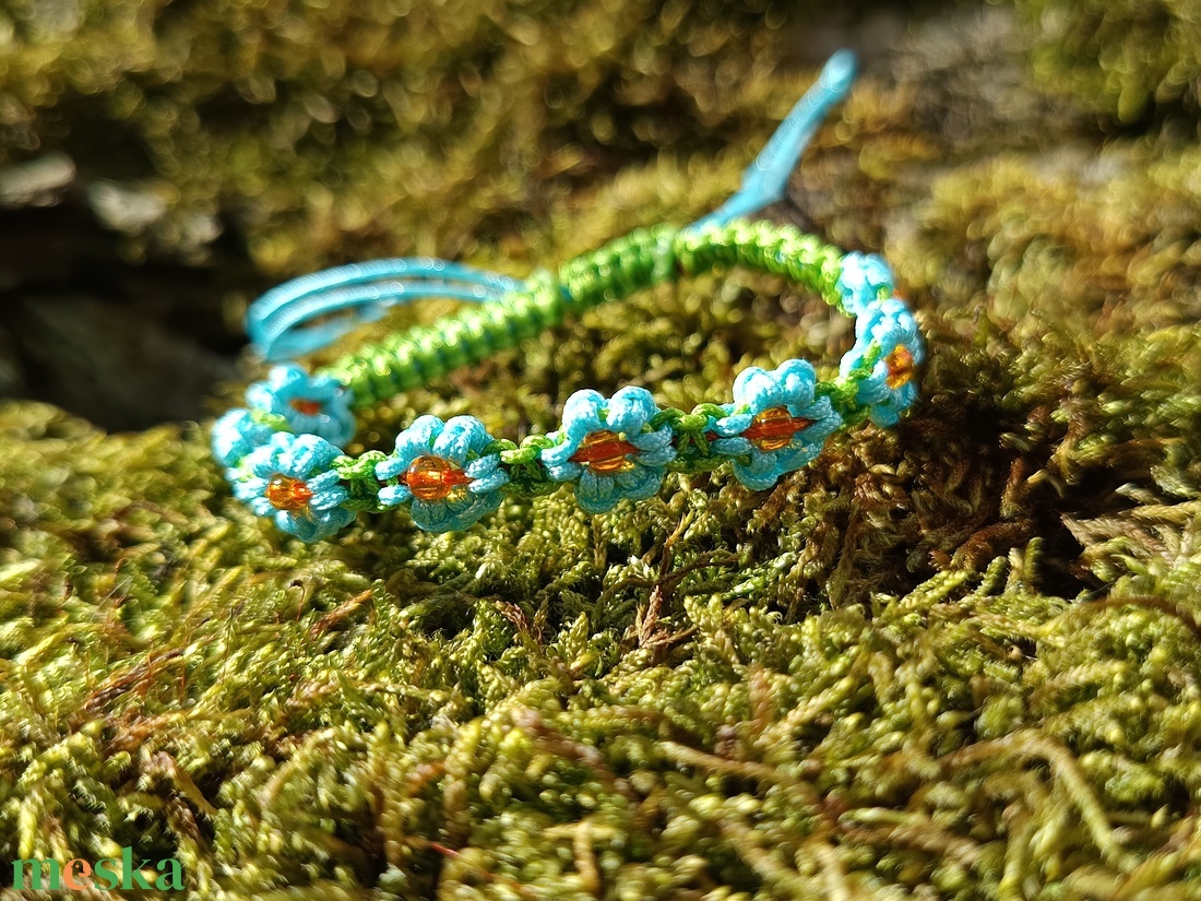 Tavaszi virágos makramé karkötő  - ékszer - karkötő - gyöngyös karkötő - Meska.hu