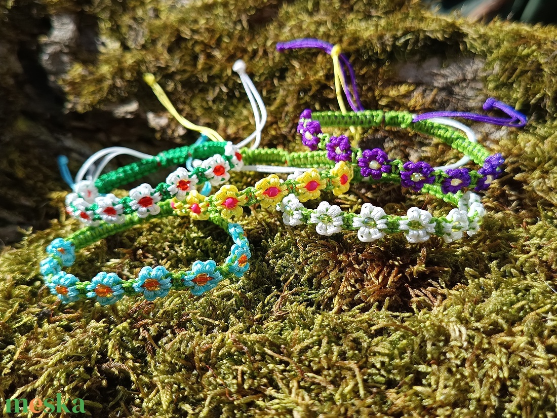 Tavaszi virágos makramé karkötő  - ékszer - karkötő - gyöngyös karkötő - Meska.hu