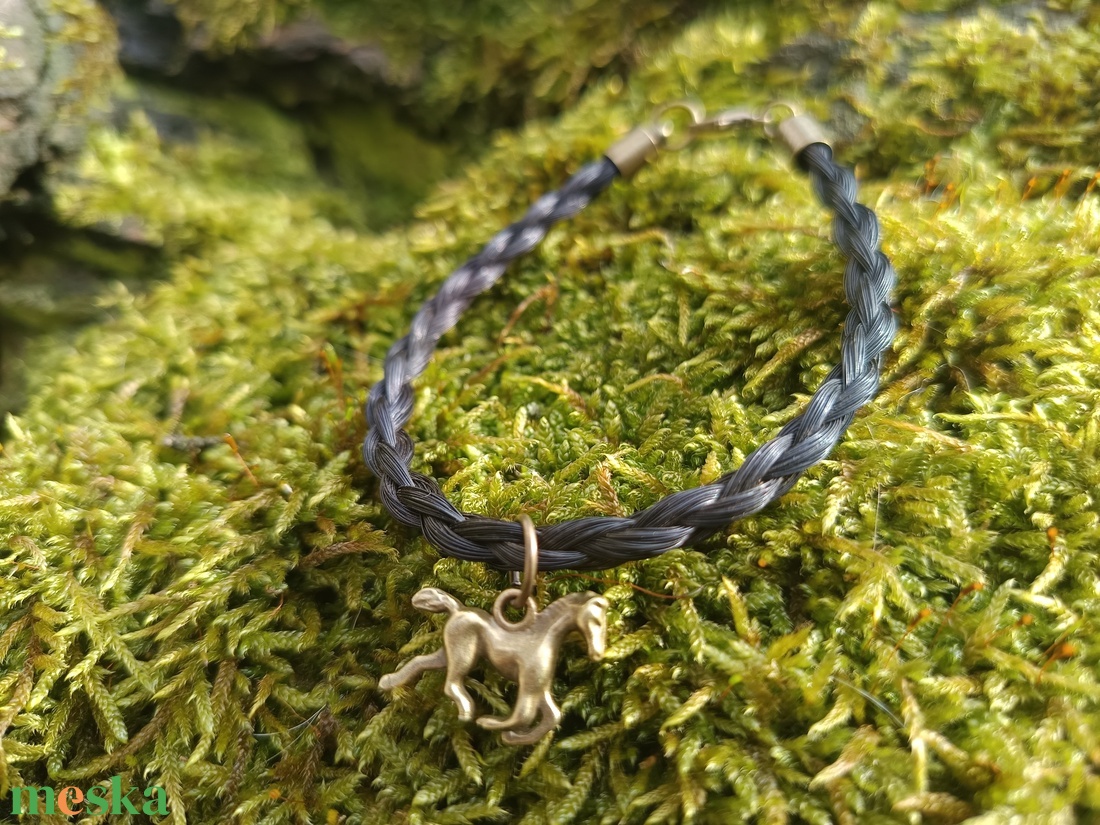 Egyedi medálos lószőr karkötő - ékszer - karkötő - fonott karkötő - Meska.hu