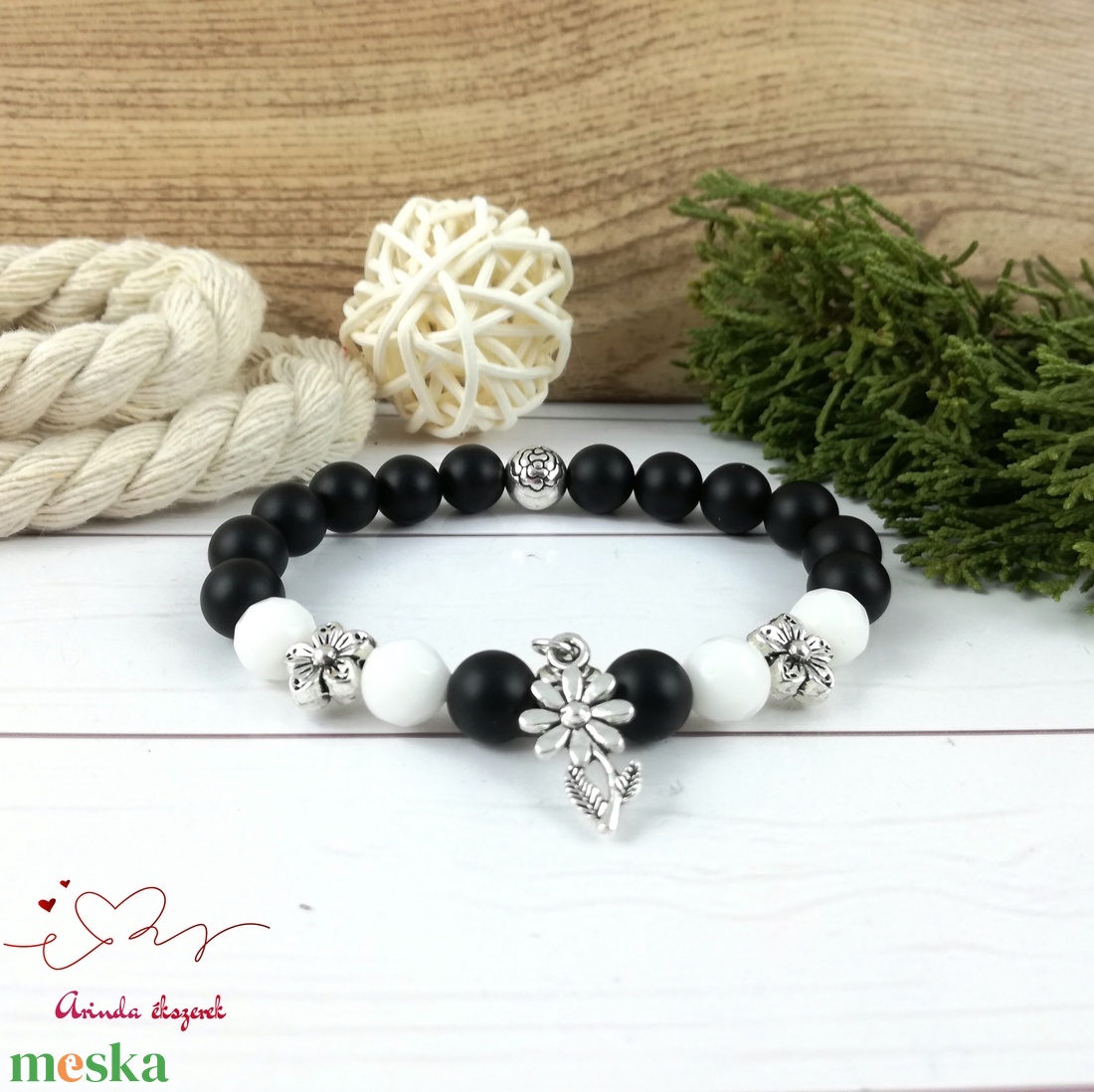 Fekete fehér virágok jade ónix ásvány karkötő - ékszer - karkötő - bogyós karkötő - Meska.hu