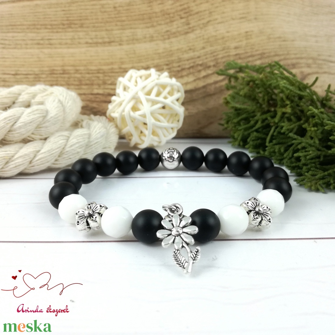 Fekete fehér virágok jade ónix ásvány karkötő - ékszer - karkötő - bogyós karkötő - Meska.hu