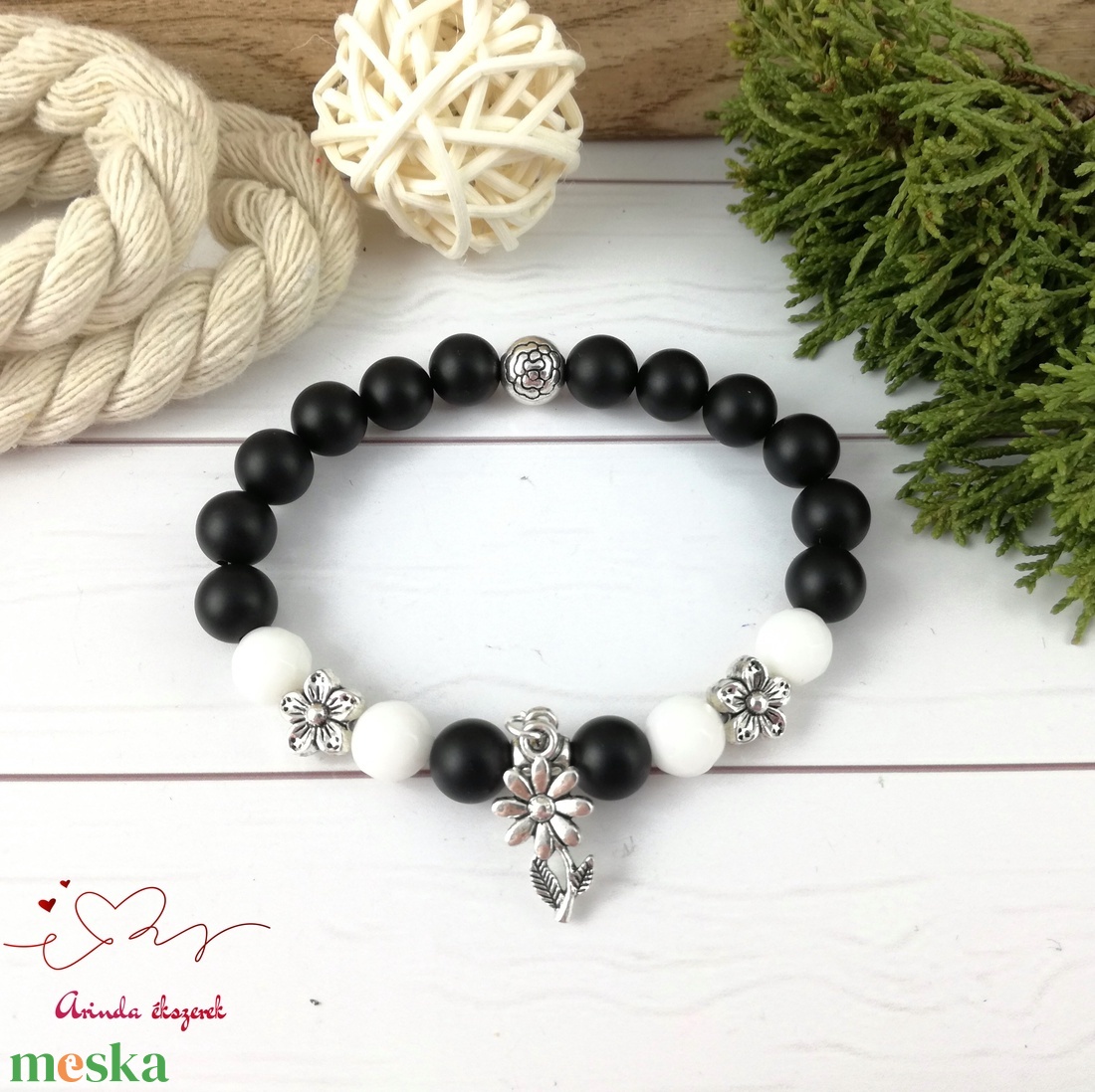 Fekete fehér virágok jade ónix ásvány karkötő - ékszer - karkötő - bogyós karkötő - Meska.hu