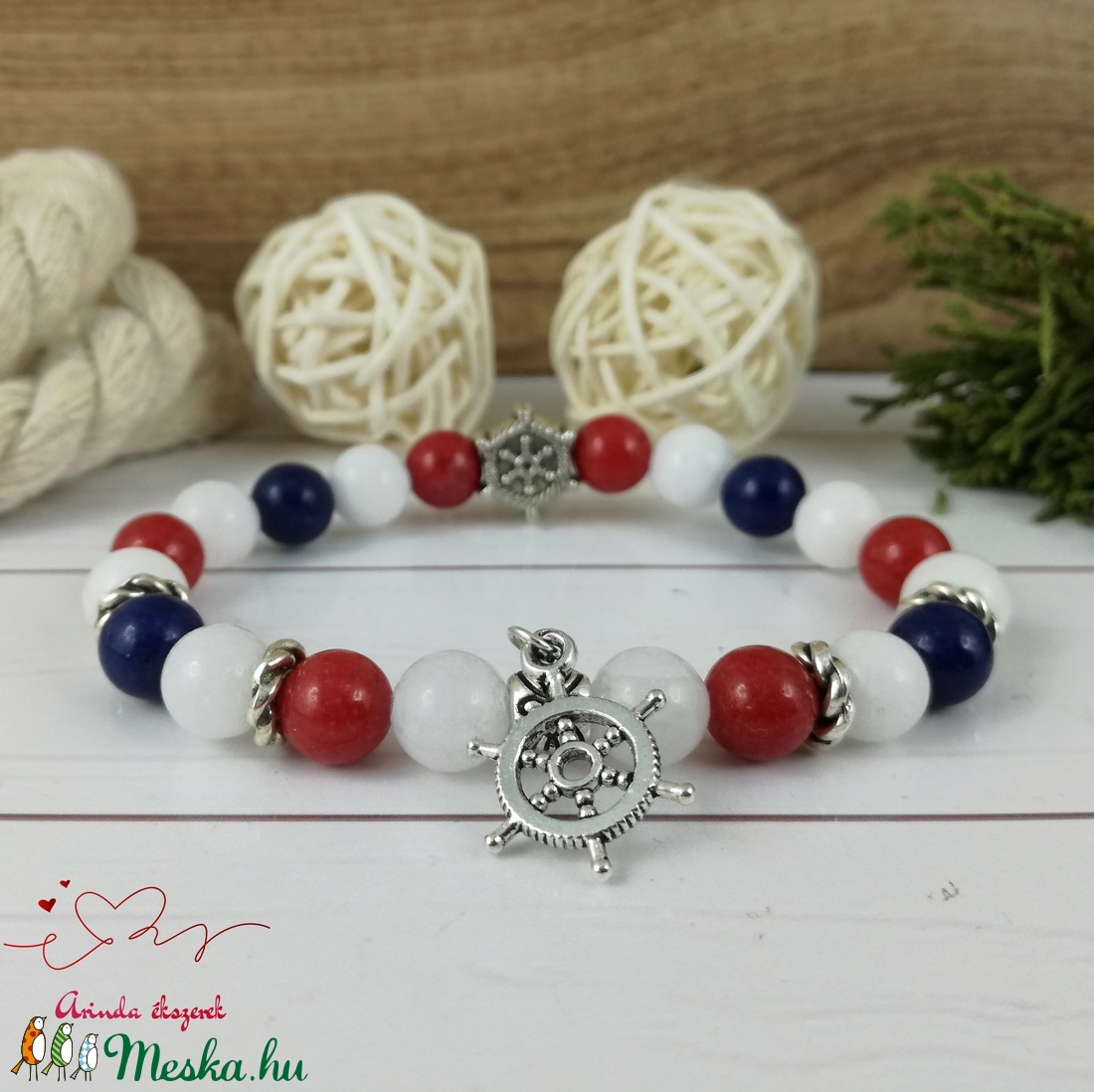 Tengerész stílusú ásvány karkötő fehér piros sötétkék jade gyöngyökből hajókormány köztessel és medállal nőnek lánynak - ékszer - karkötő - bogyós karkötő - Meska.hu