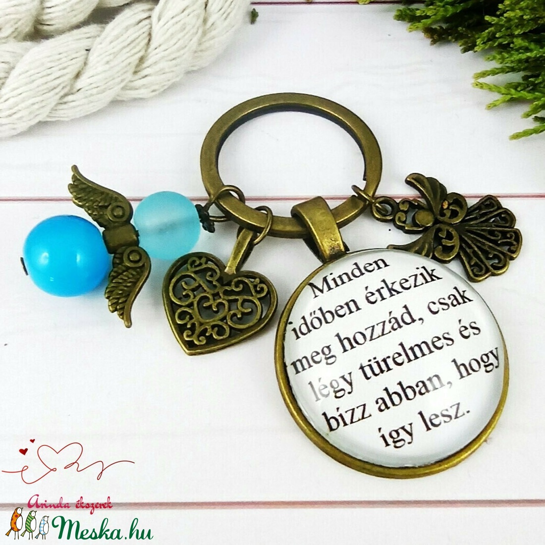 Minden időben érkezik üveglencsés kulcstartó táskadísz türkizkék angyallal pedagógus szülinap névnap karácsony  - táska & tok - kulcstartó & táskadísz - táskadísz - Meska.hu