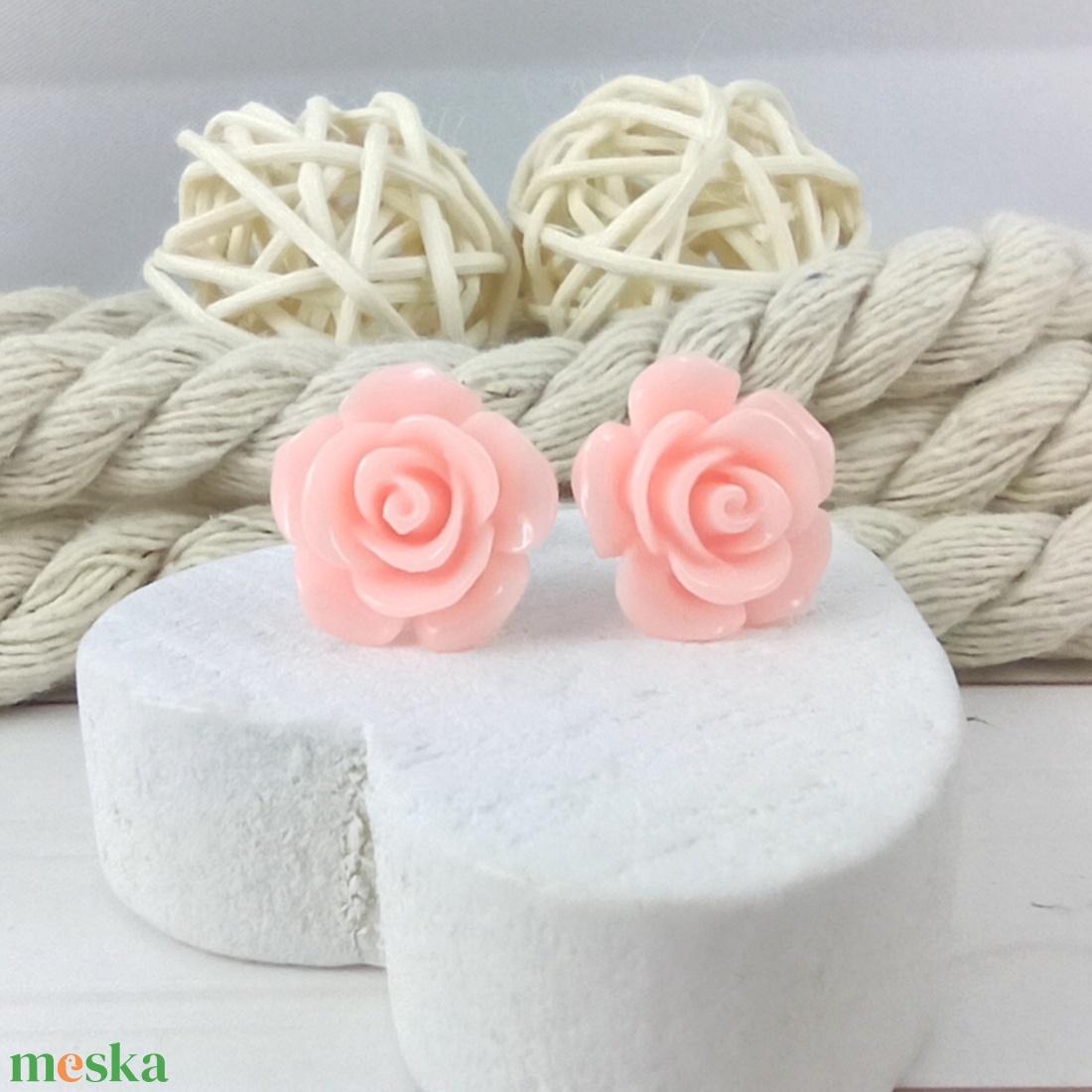 Rózsaszín rózsás antiallergén nemesacél acél fülbevaló tavaszi nyári ajándék nőnek lánynak hétköznapra esküvőre - ékszer - fülbevaló - pötty fülbevaló - Meska.hu